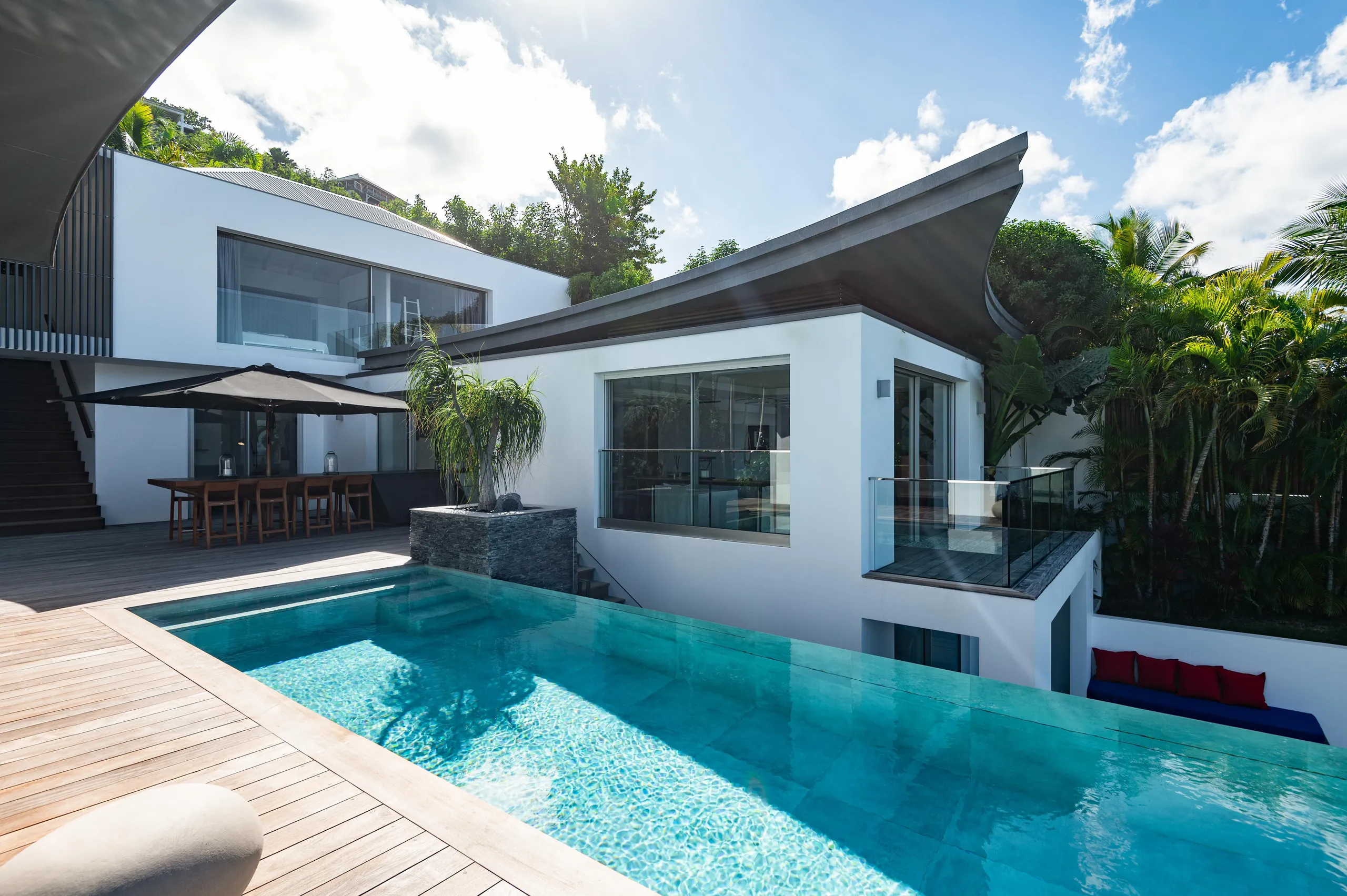Opulent Villa with Private Pool and Fitness Room — photograph 3