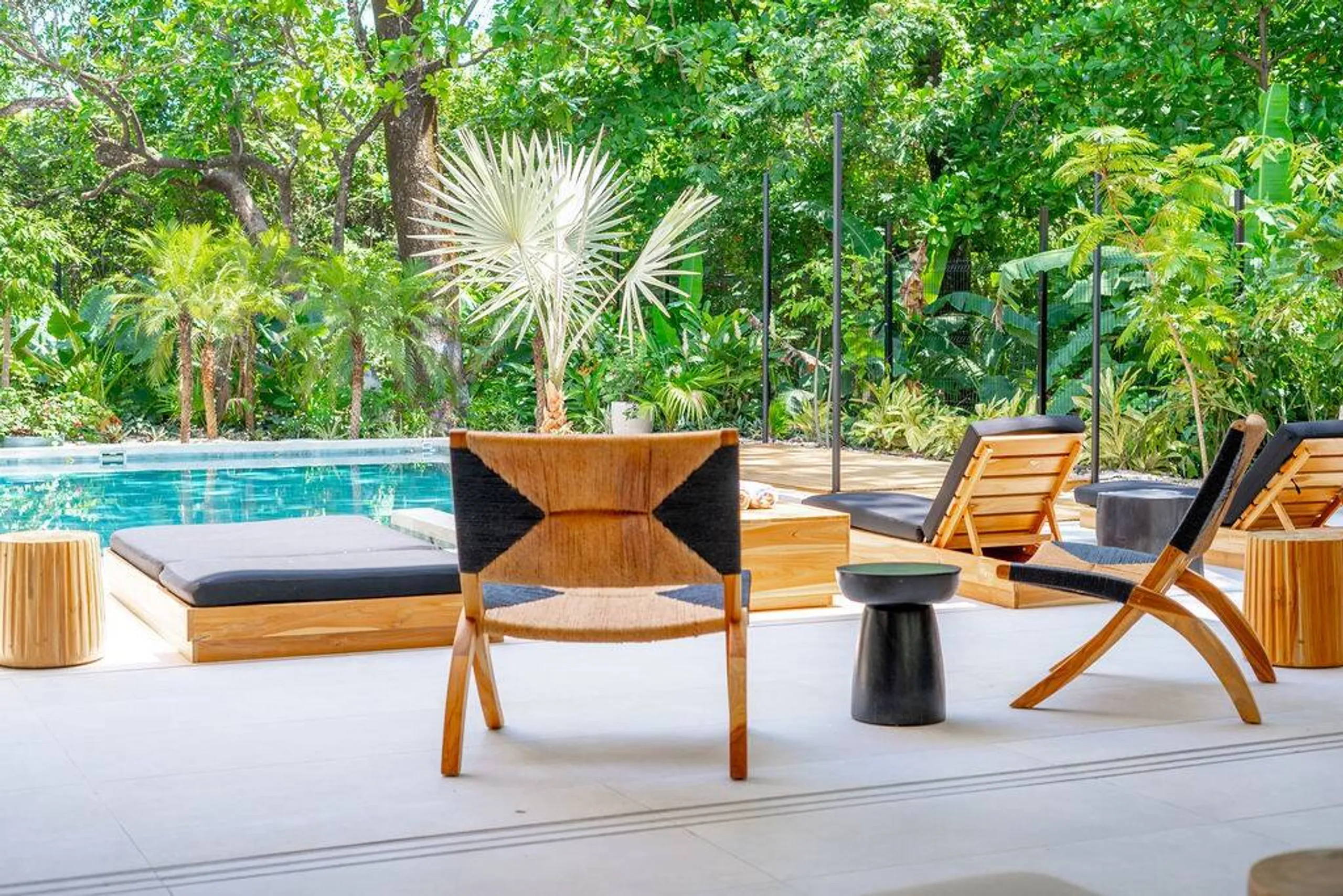 Captivating Modern Sanctuary with Invigorating Pool — photograph 9