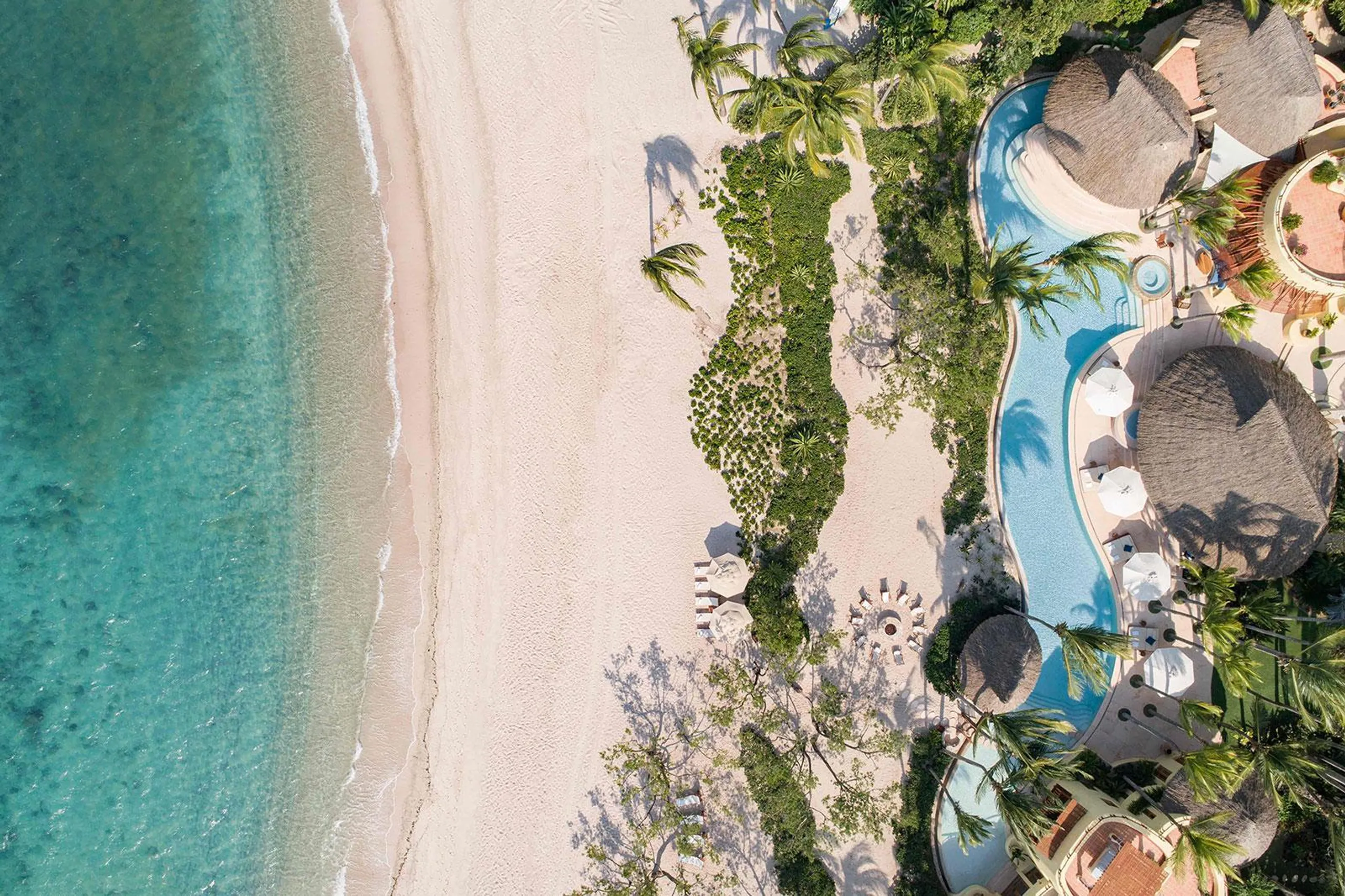 El Banco Beach Front Estate with Grand Infinity Pool and Panoramic Ocean Views — photograph 3