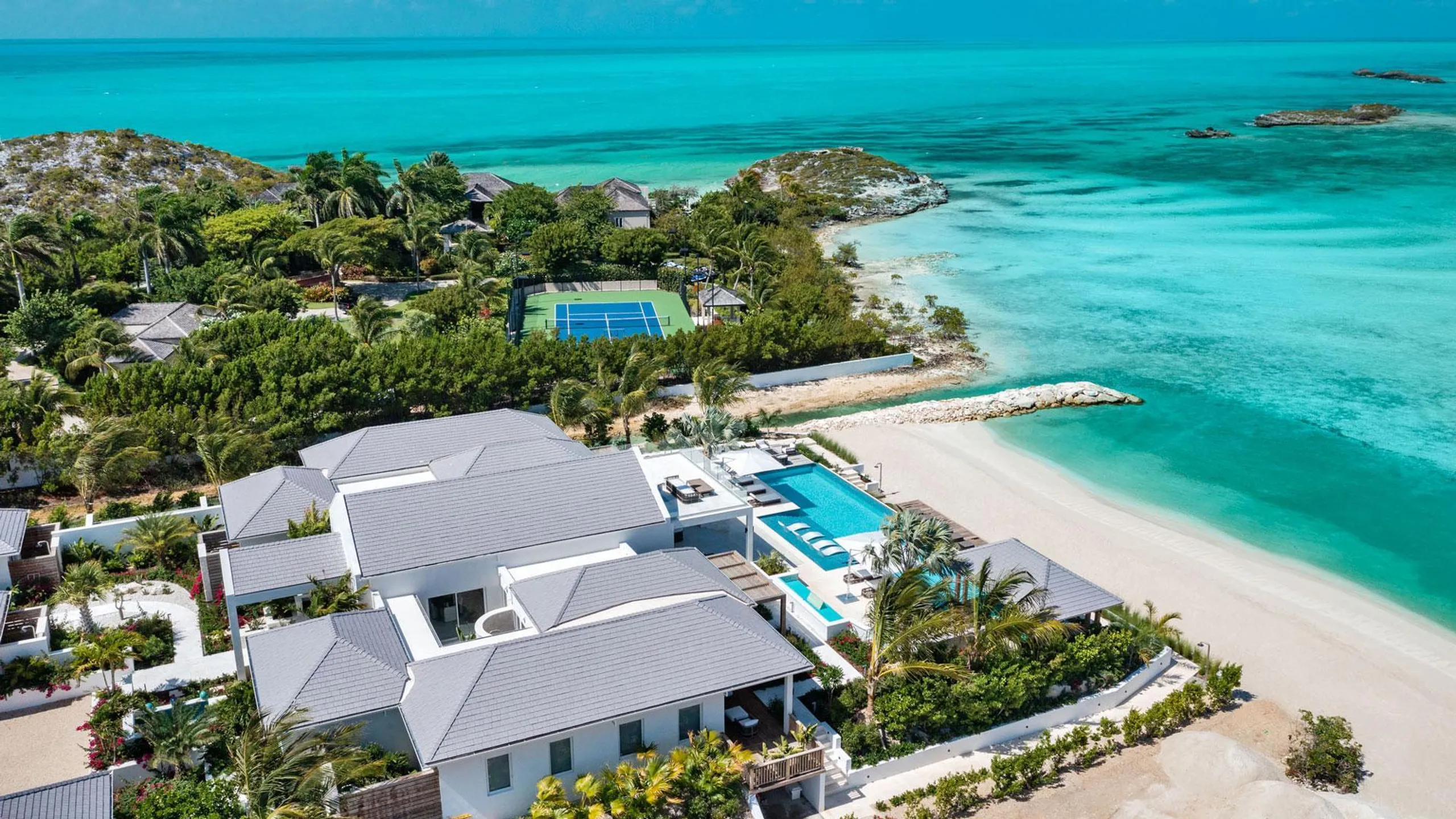 Serene Ocean Views from Chic Island Estate with Infinity Pool — photograph 3