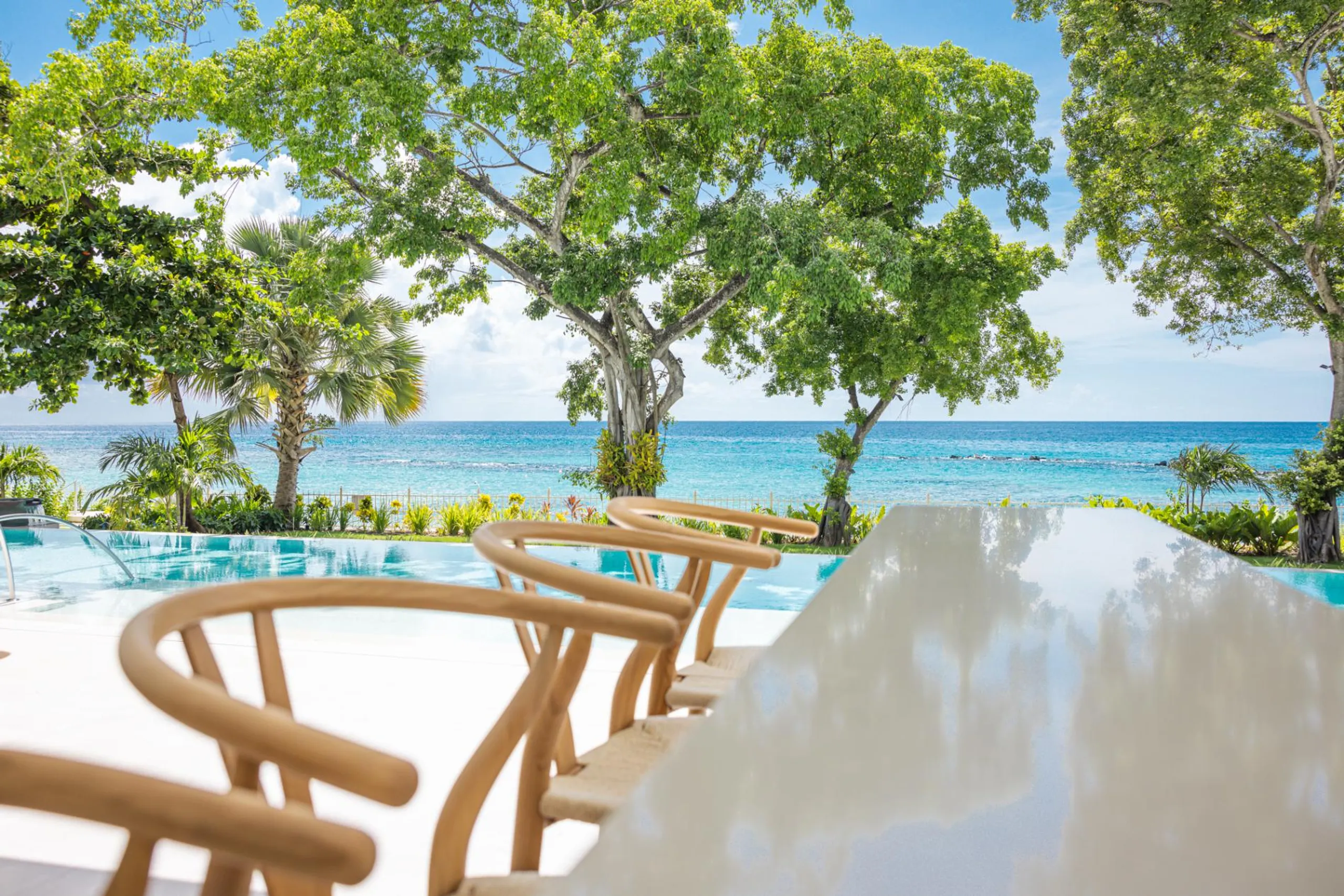 Top-of-the-line Beachfront Villa with Pool, Garden and Caribbean Sea Views — photograph 3