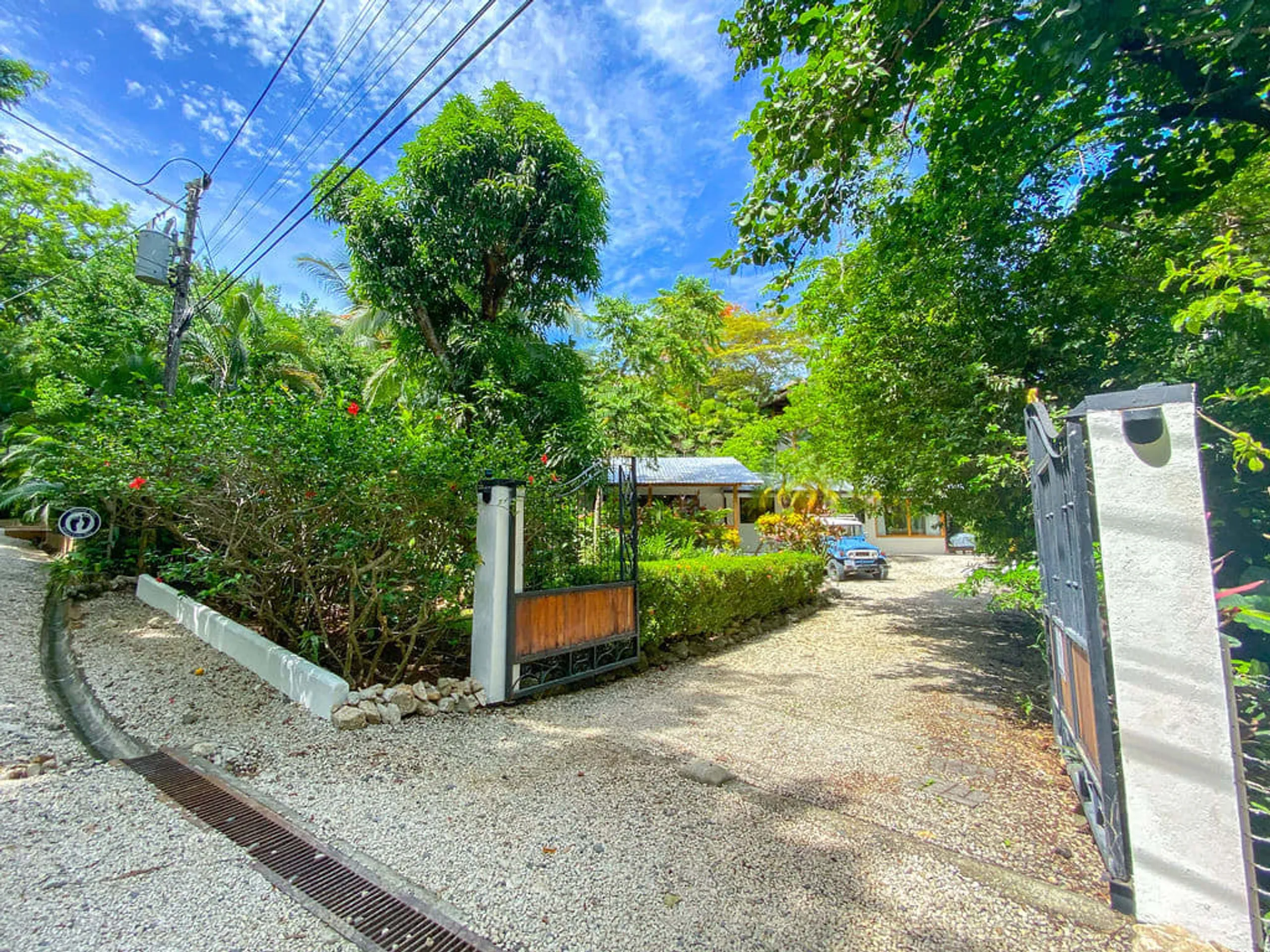 Tropical Oasis | 4BR Casita with Pool, Balinese Decor & Lush Gardens — photograph 5