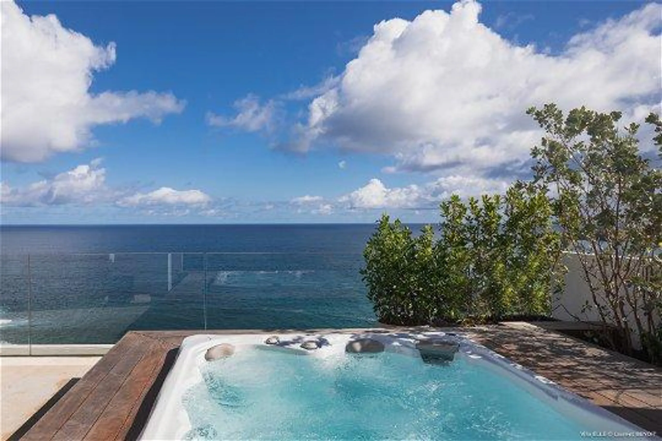Stylish Contemporary Styled Villa with Heated Pool, Jacuzzi and Ocean Views — photograph 5