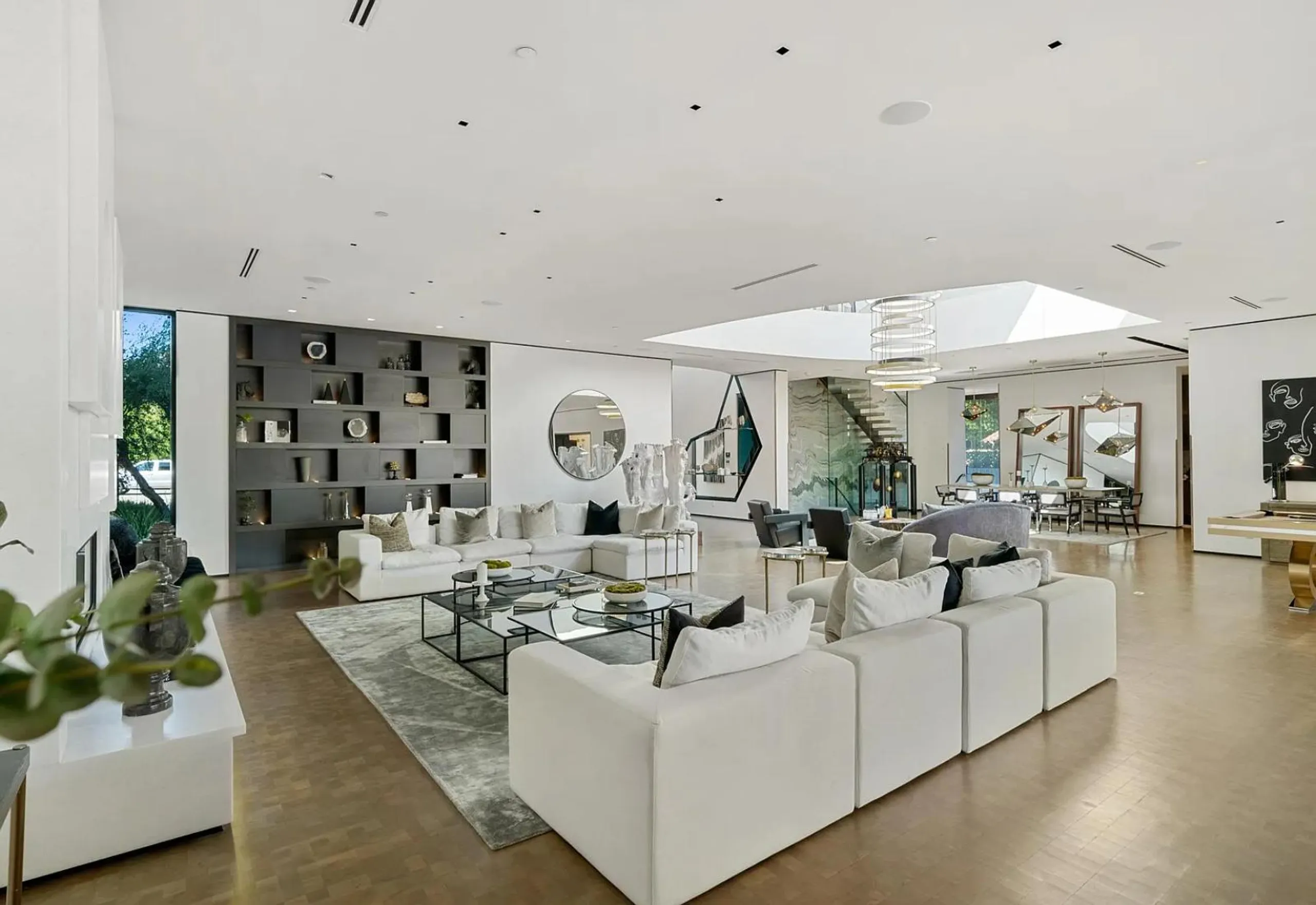 Modern Beverly Hills Villa with Private Pool — photograph 9