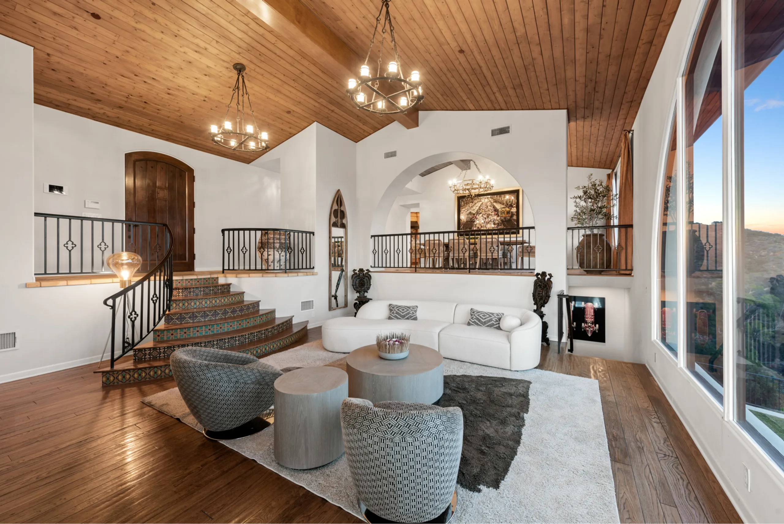 Stunning Hillside Villa with Scenic Views — photograph 7