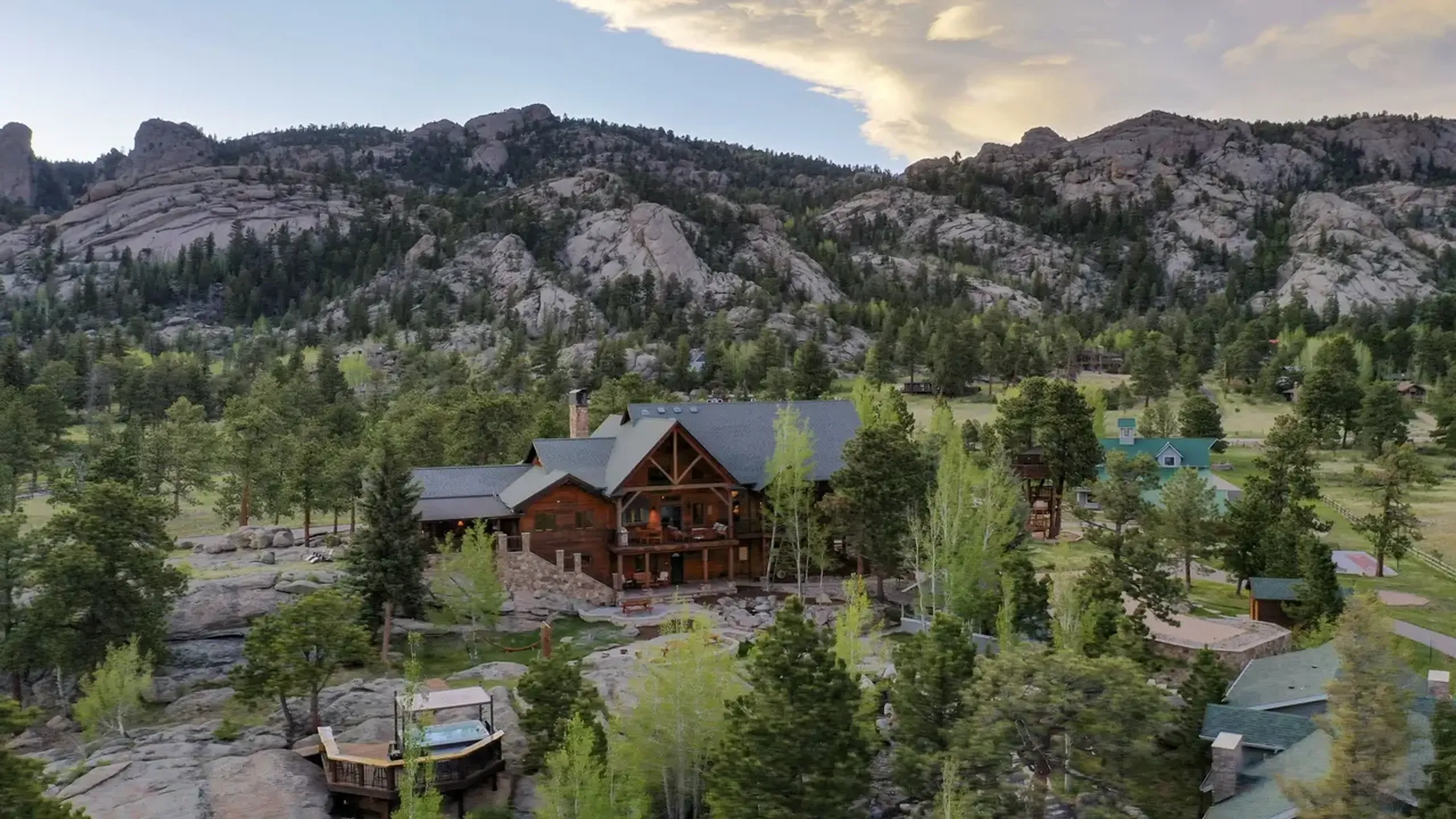 Exclusive 17-Bedroom Haven in Estes Park with Panoramic Mountain Views — photograph 5