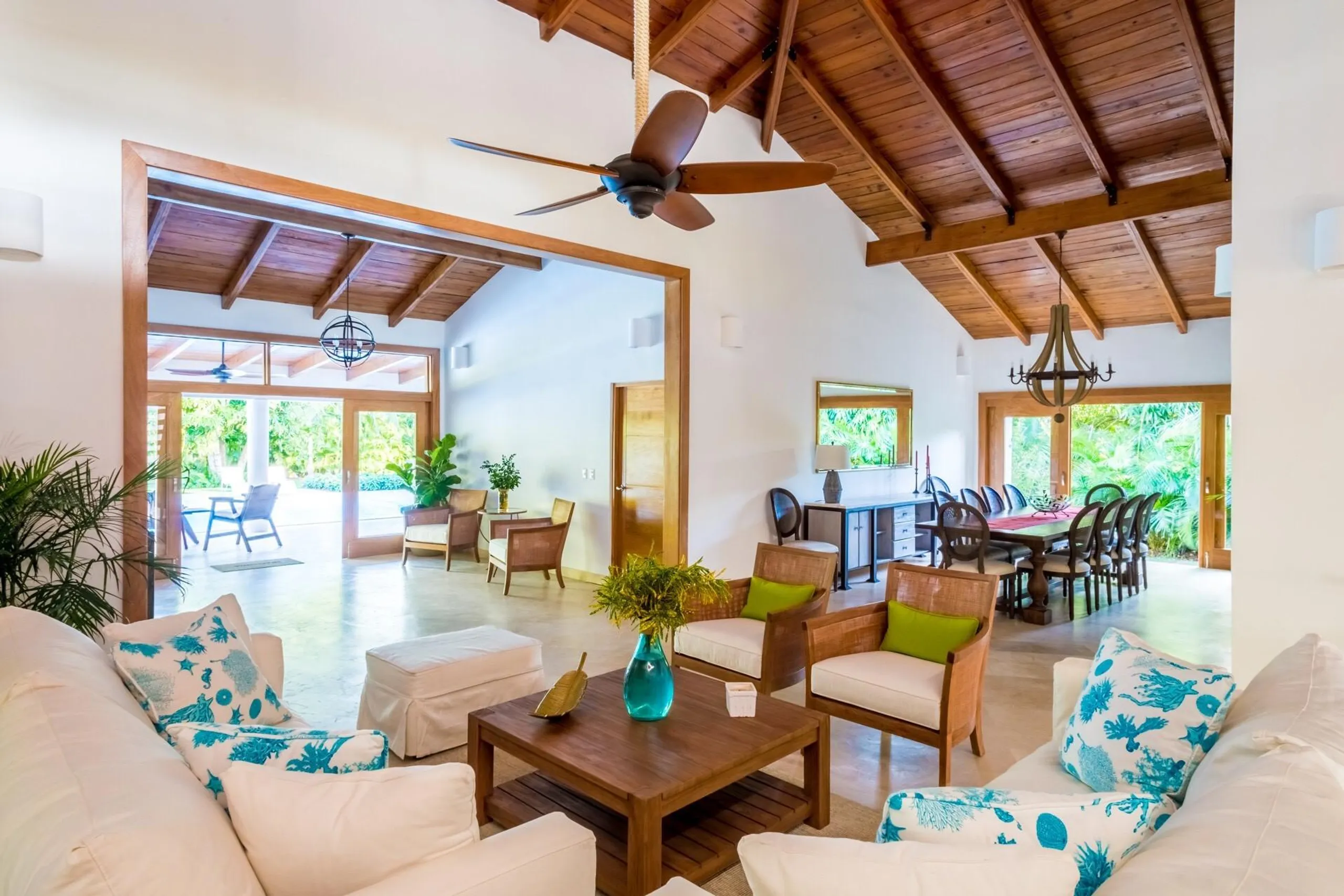 Exquisite Tropic Estate with Private Pool and Patio Dining — photograph 5