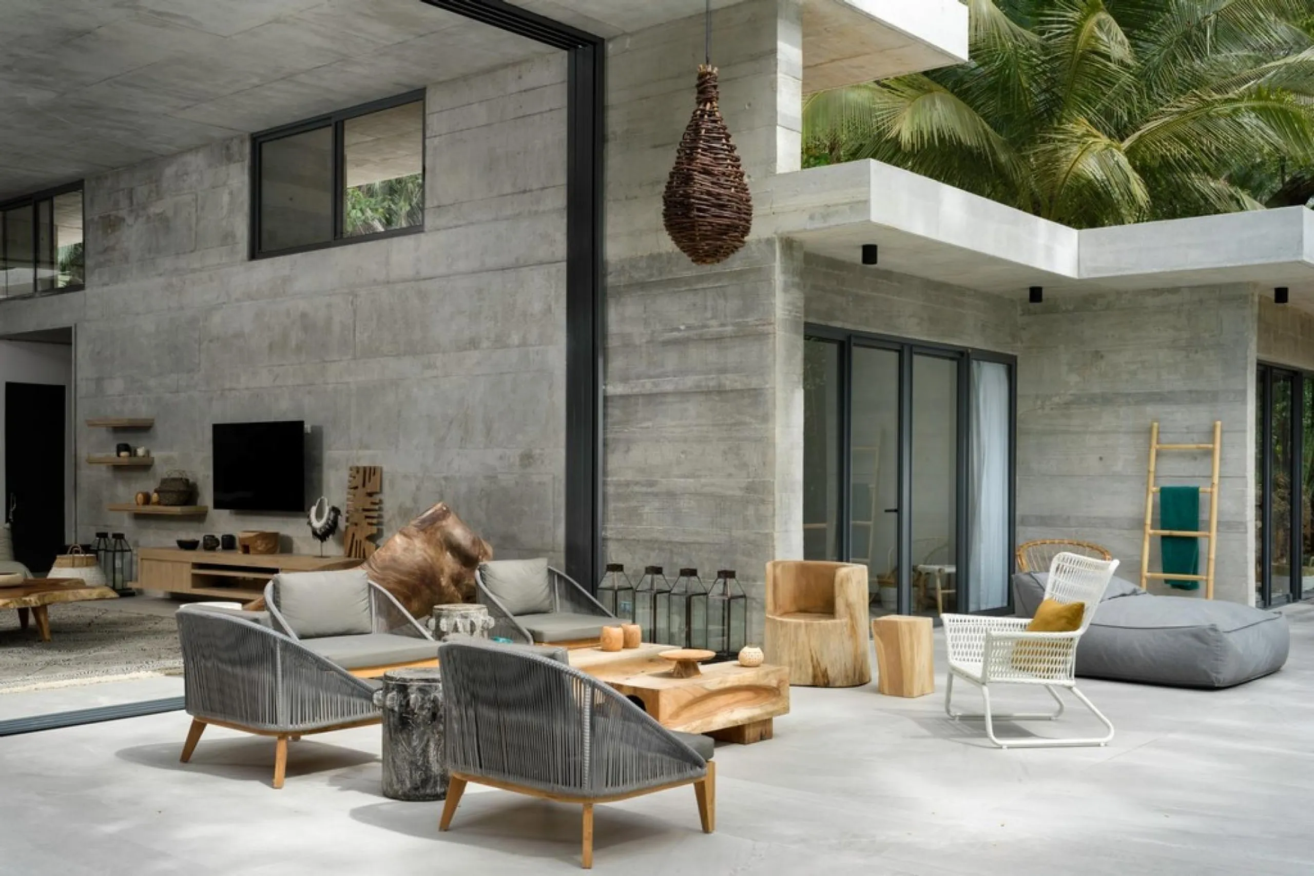 Ultra-Modern Hippie Chic Beachfront Estate with Infinity Pool — photograph 7