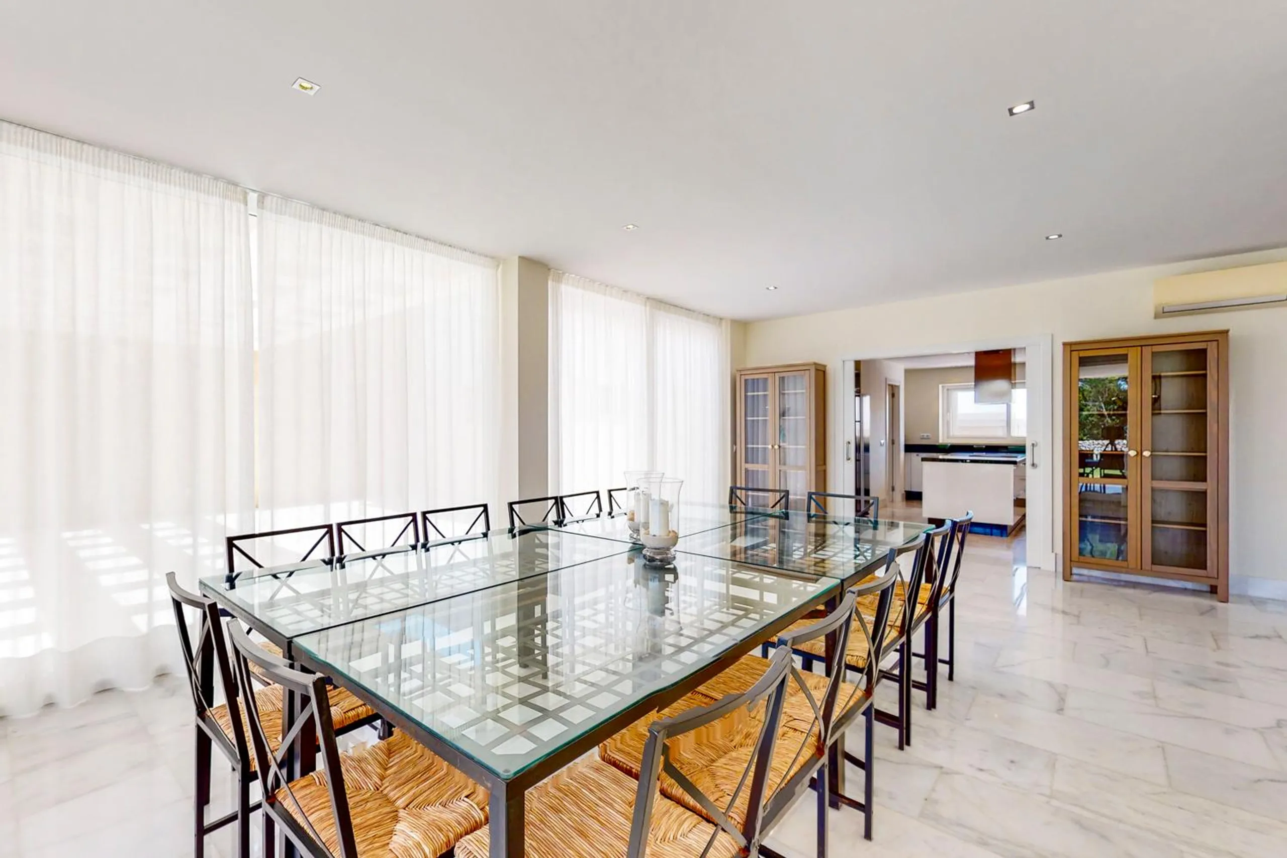 Luxurious 5BR Villa with Private Pool and Breathtaking Sea Views — photograph 11