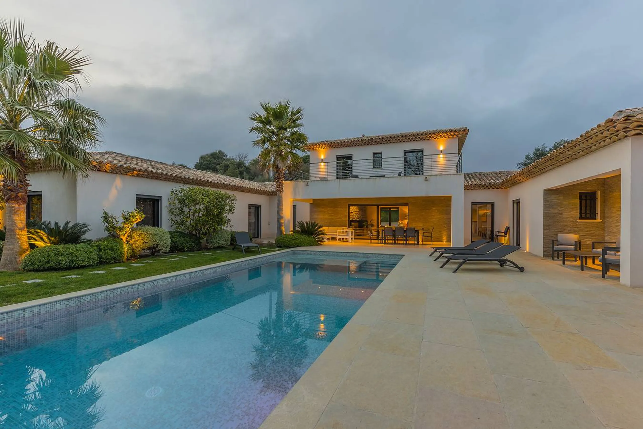 Tranquil St. Tropez Villa with Jacuzzi, Sauna & Garden Retreat — photograph 3