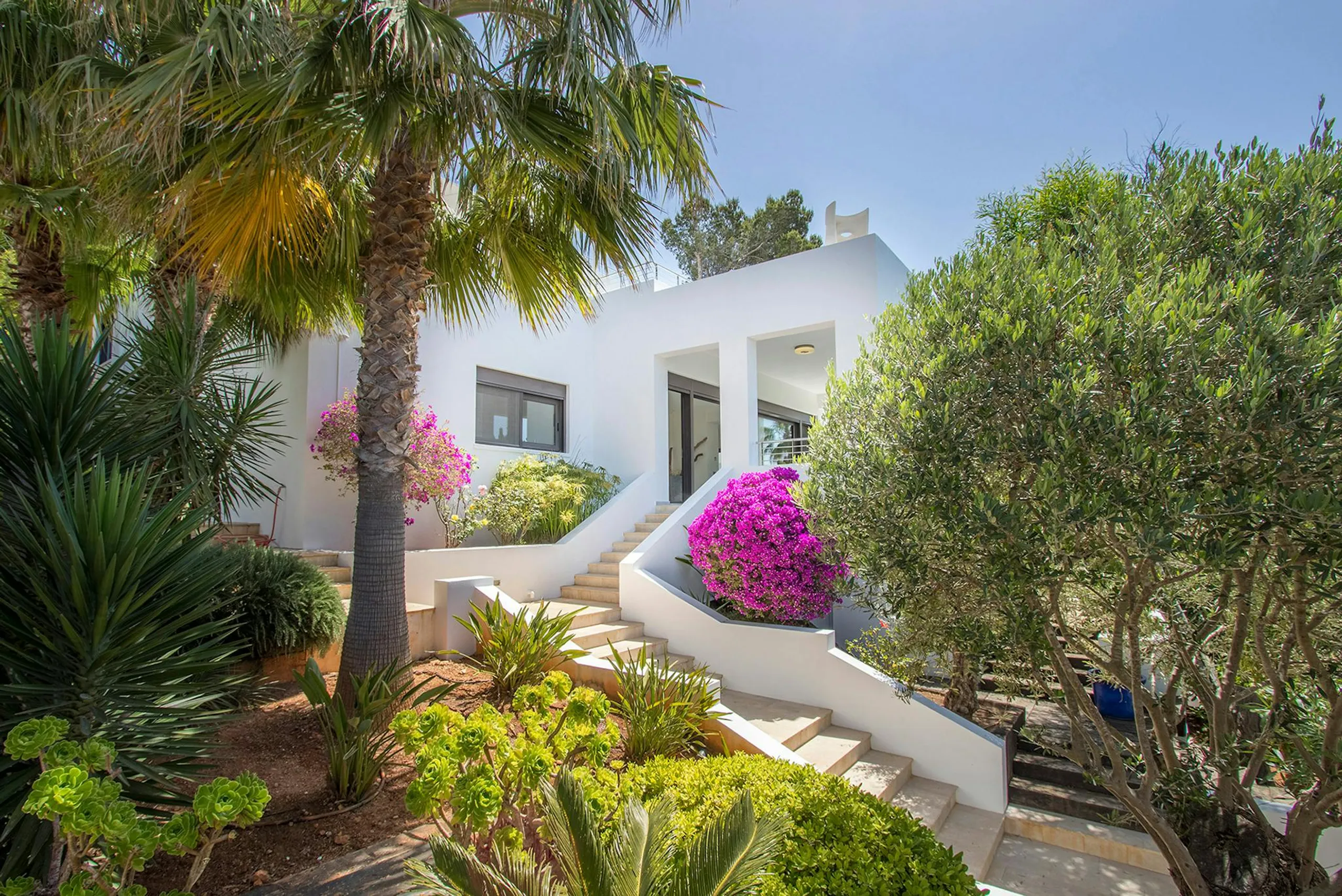 Contemporary Oceanside Villa in Ibiza with Private Pool and Sun Deck — photograph 9
