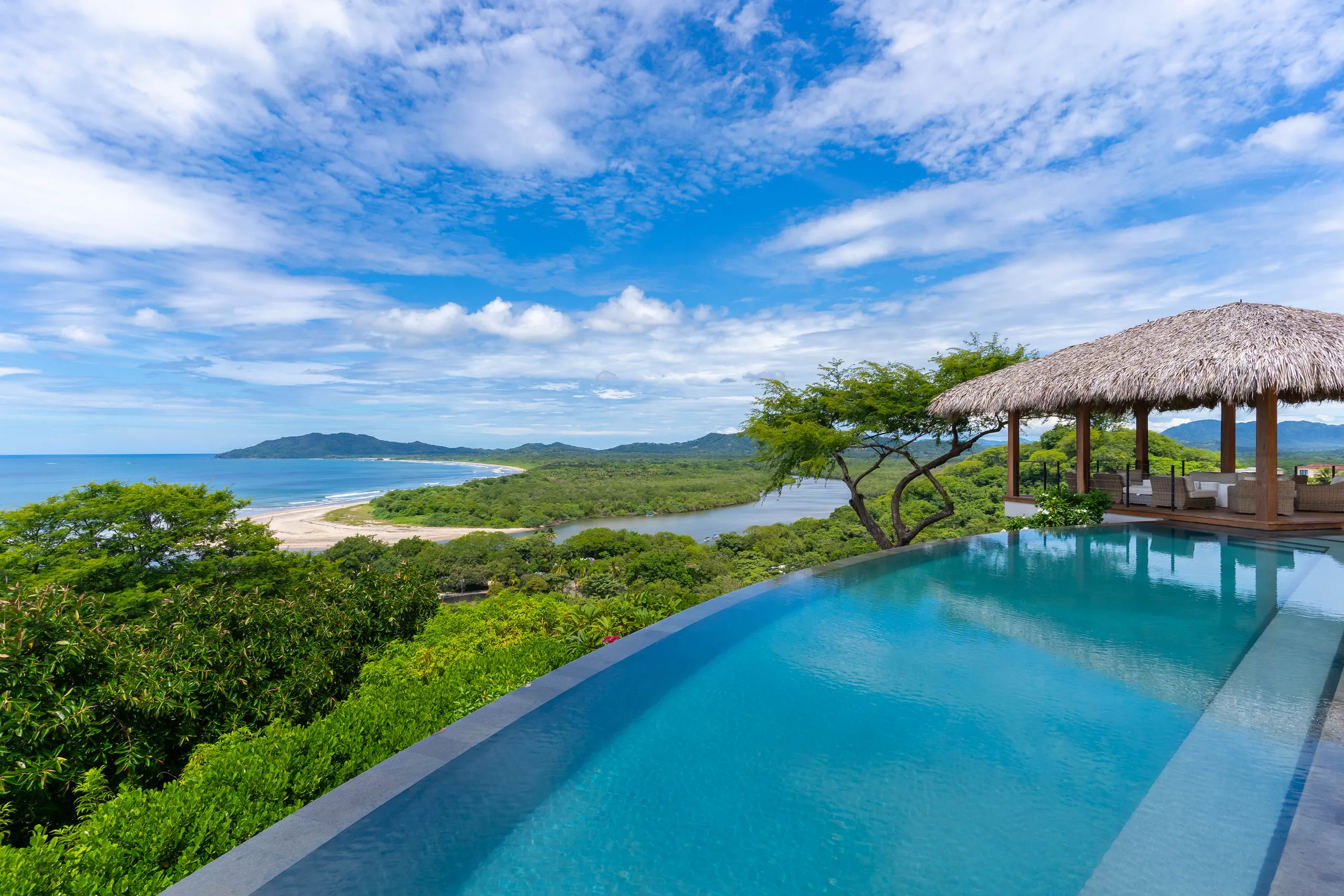 Exhilarating Brand New Villa with Private Pool, Ocean and Mountain Views — photograph 4