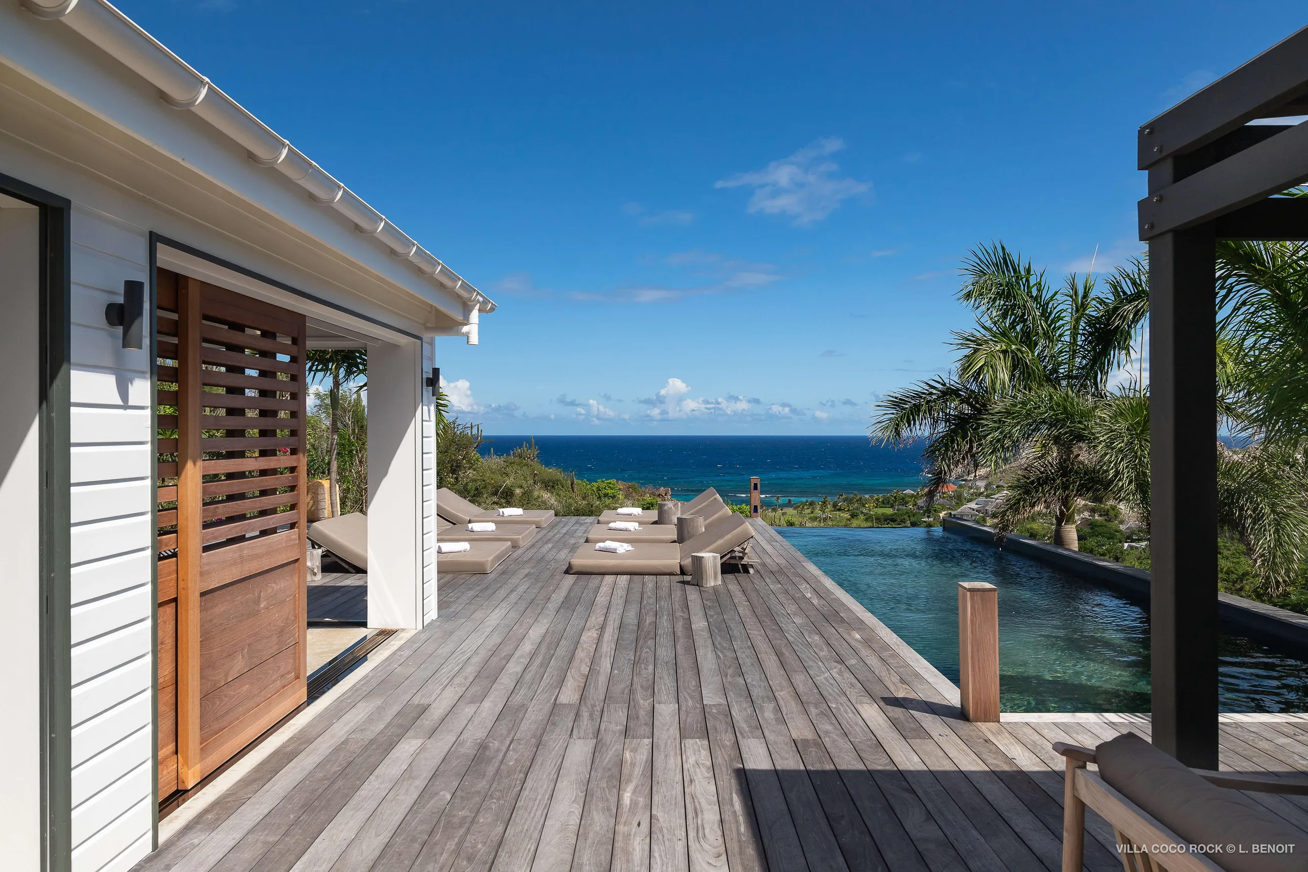 Palatial Oceanside Estate with Infinity Pool and Walks to Beach — photograph 9