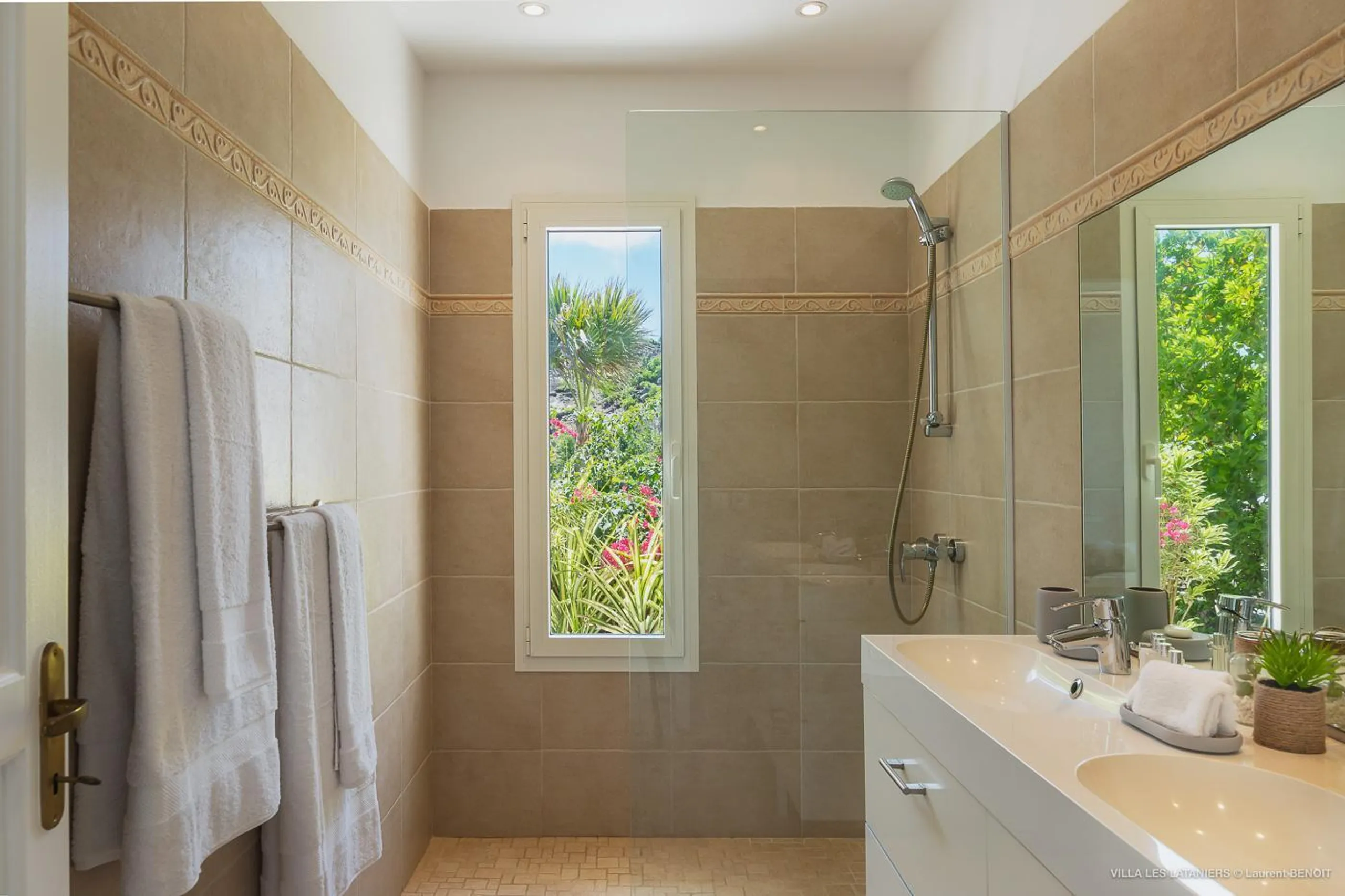 Opulent Oceanside Estate with Private Pool and Jacuzzi — photograph 12