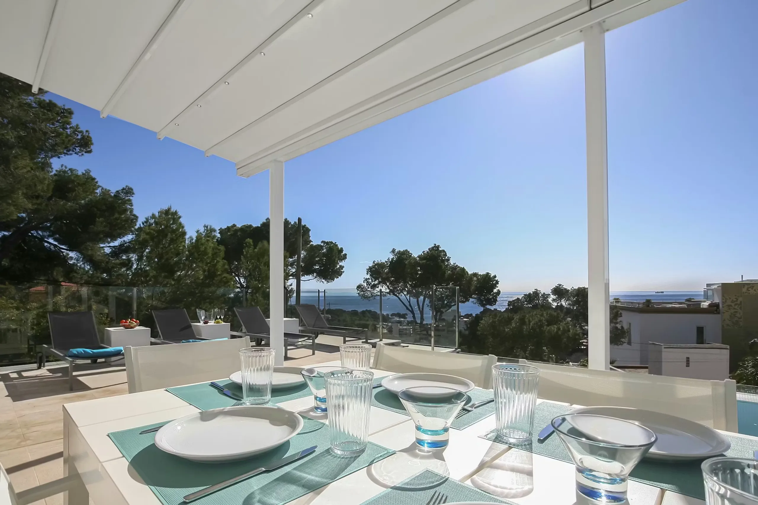 Gleaming Coastal Escape with Infinity Pool and Endless Views — photograph 3