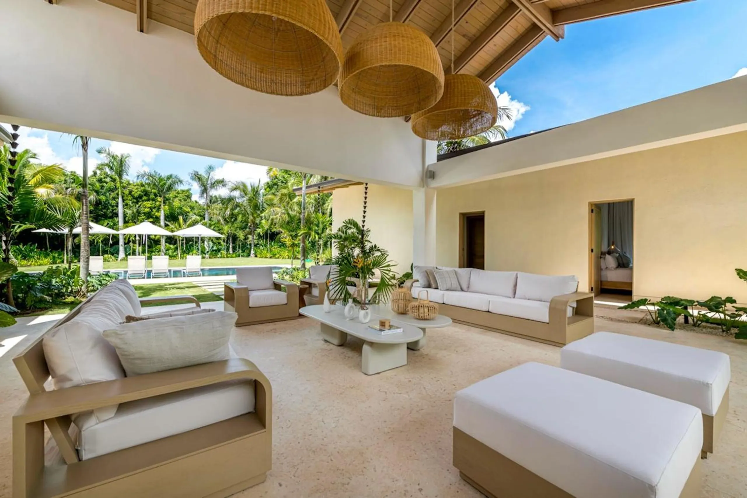 Fantastic 6-Bedroom Villa with Private Pool, Full Staff & Prime Beach Access — photograph 5