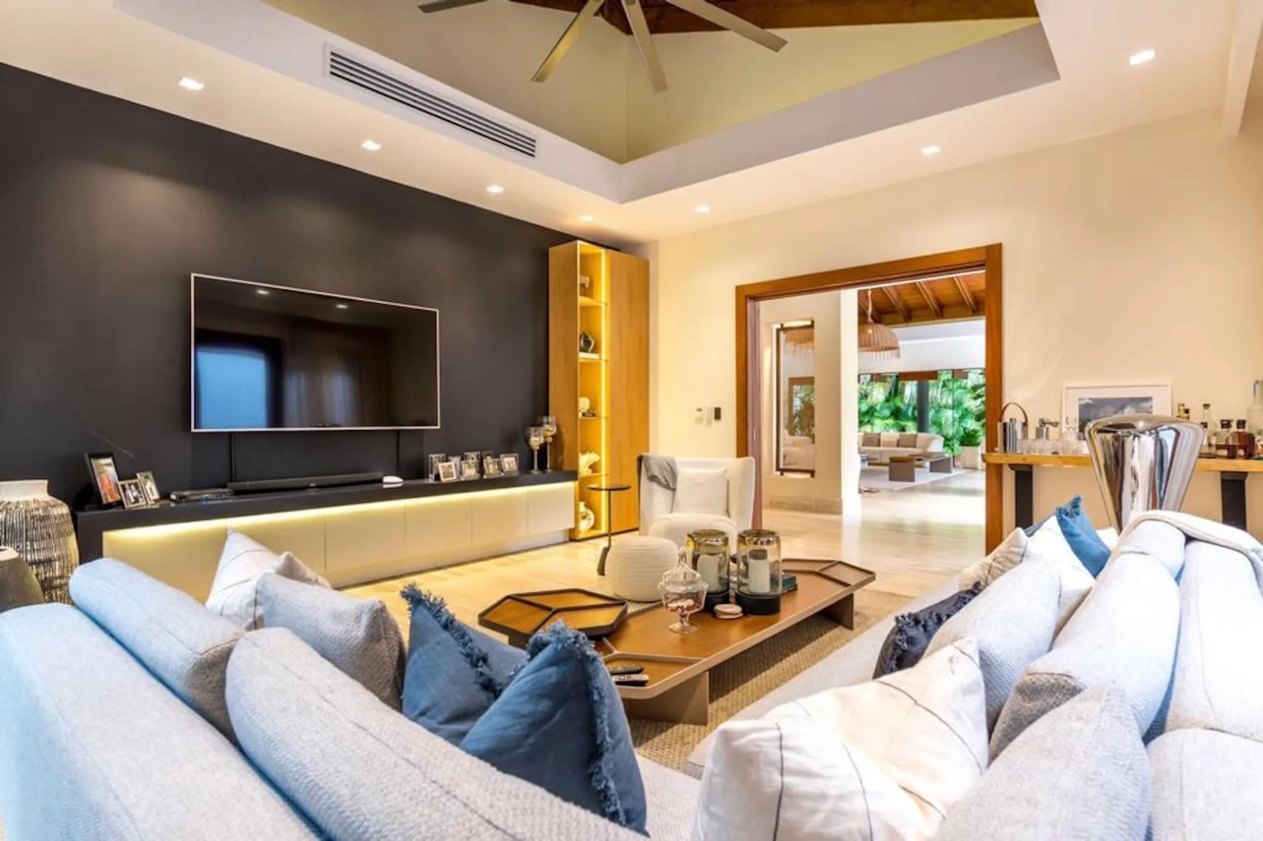 Serene Tropical Villa with Private Pool and Prime Location — photograph 10