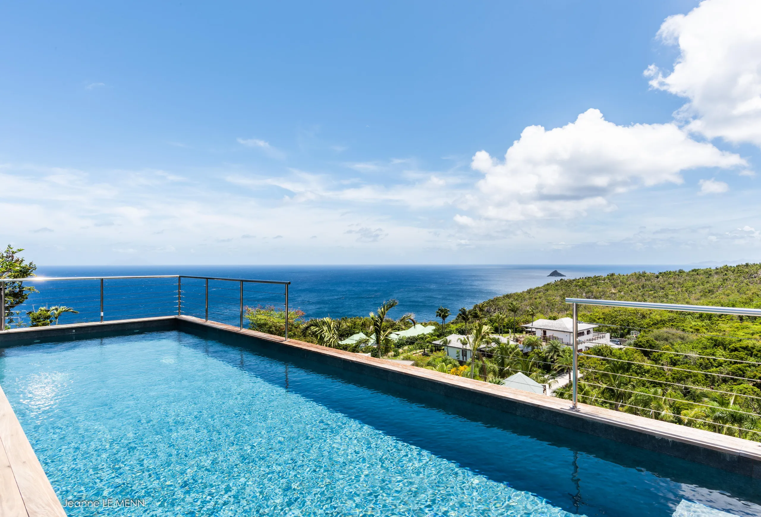 Lavish Oceanside Villa with Private Pool and Outdoor Grill — photograph 2