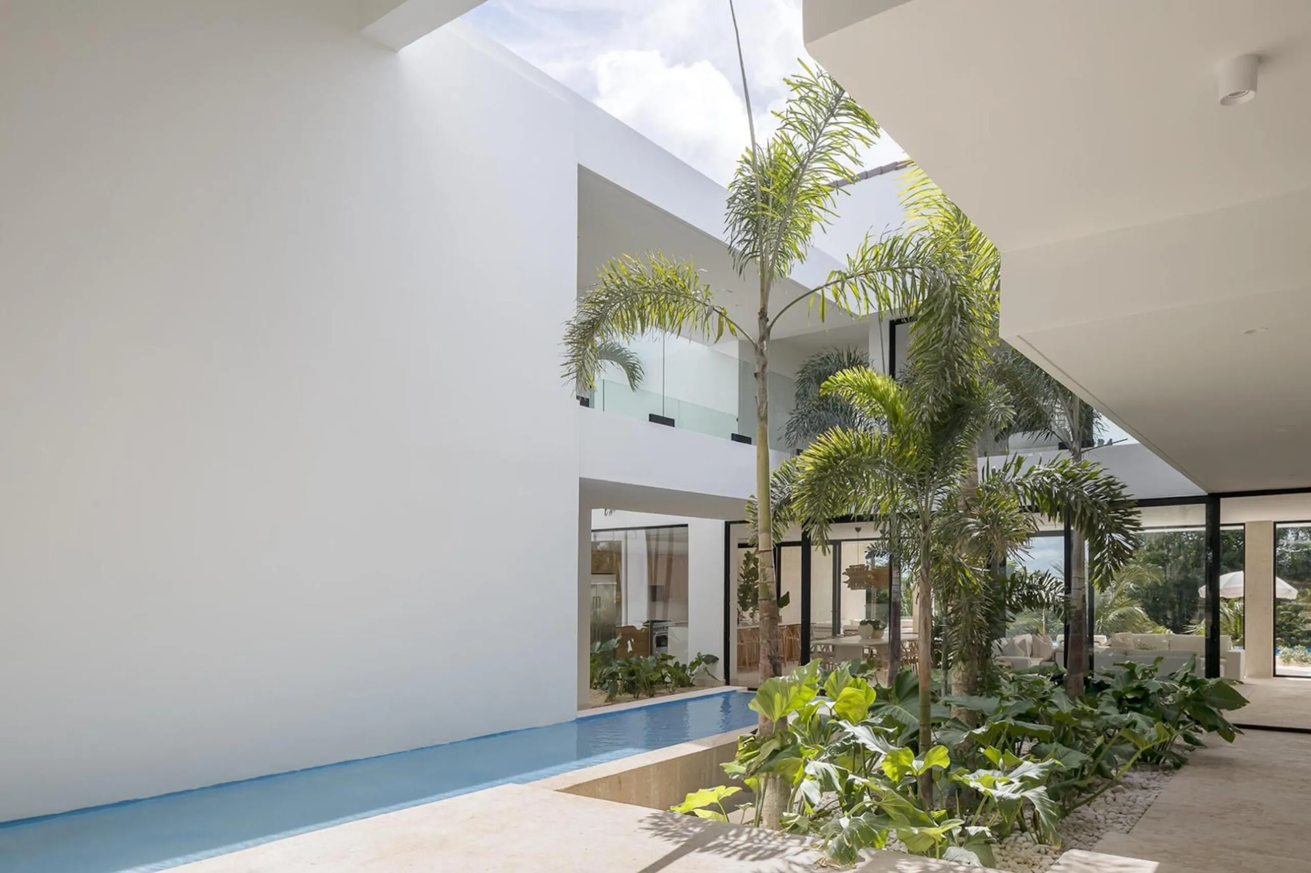 Splendid Contemporary Villa with Private Infinity Pool and Ocean Views — photograph 5