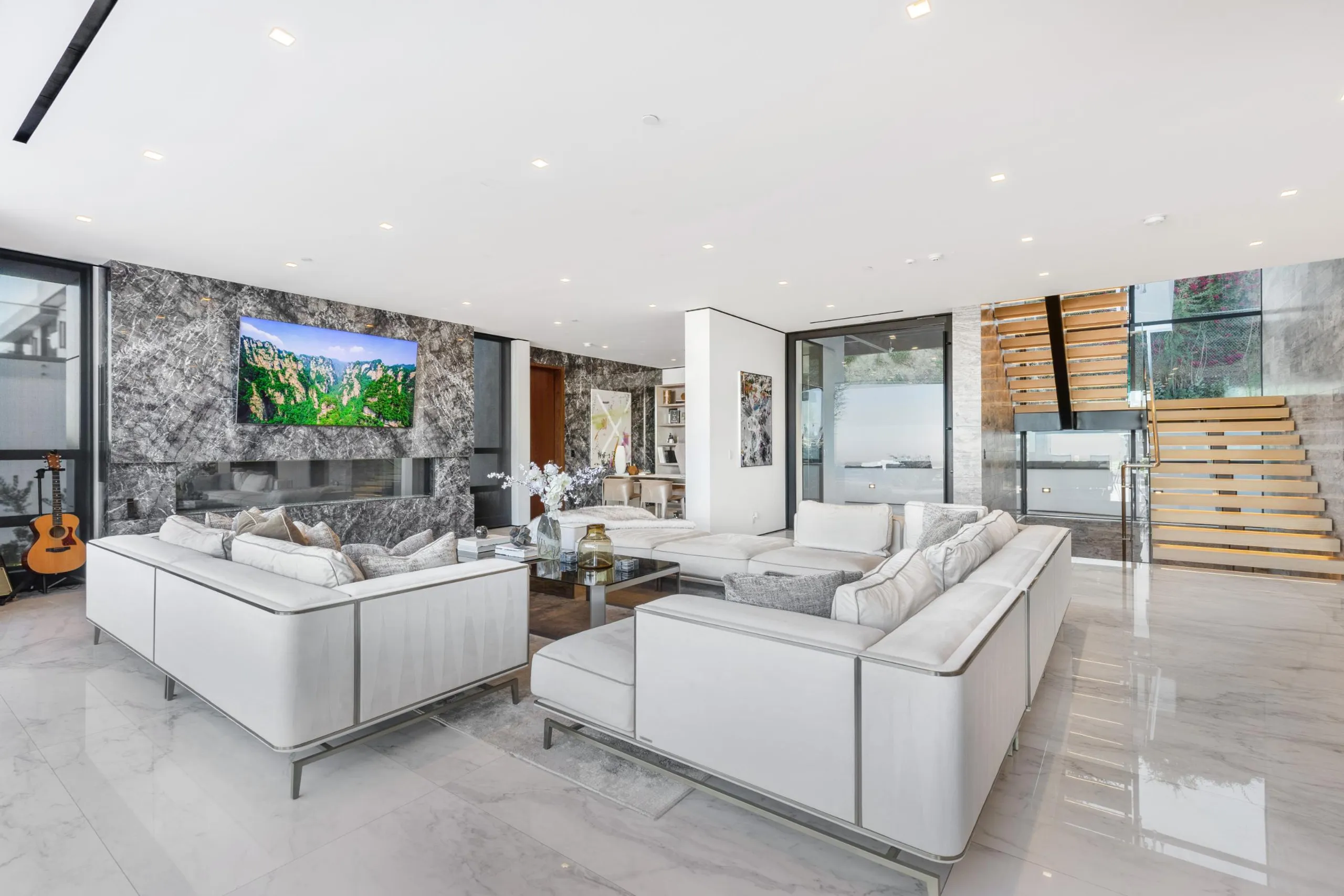 Stunning Bird Street Modern Estate with Infinity Pool and Views — photograph 9