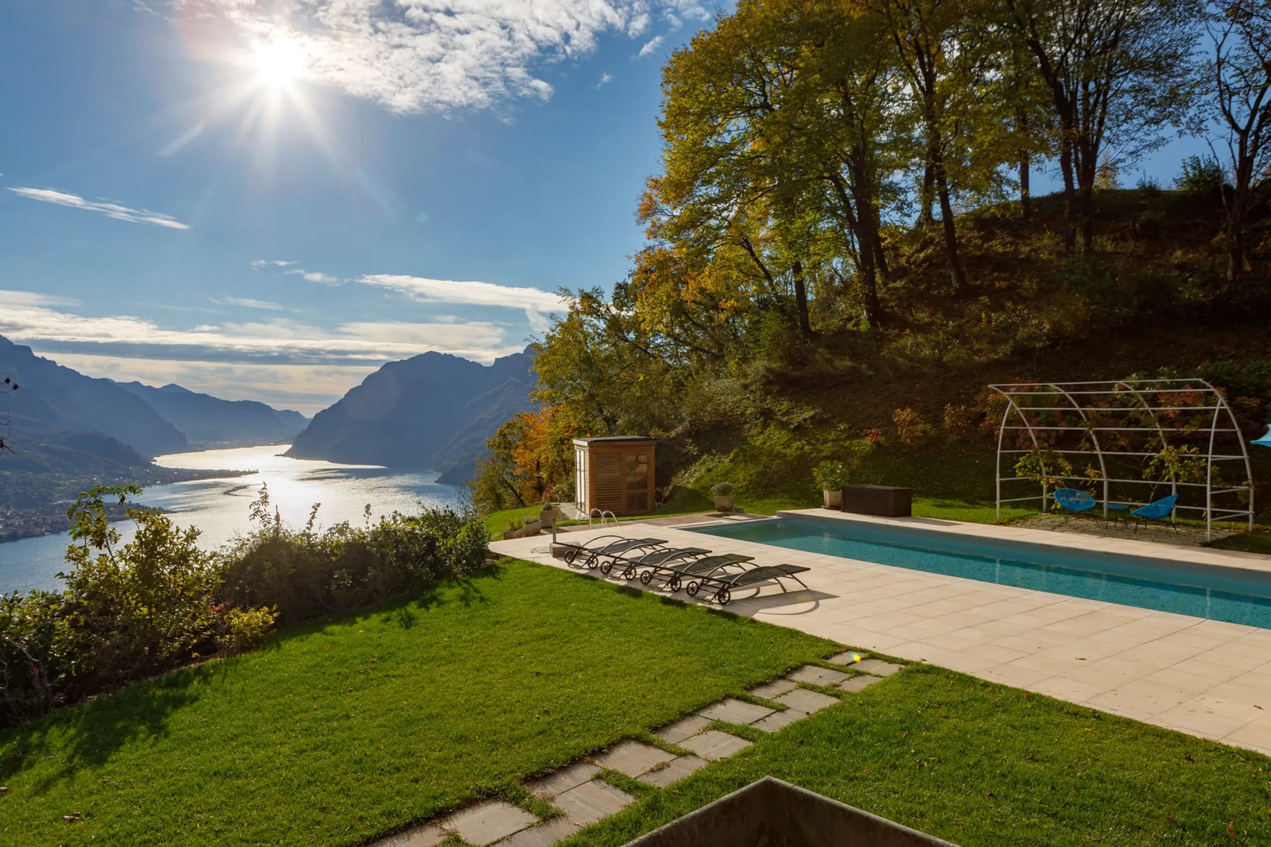 Captivating 6 BR Mid-Century Villa with Panoramic VIews — photograph 12