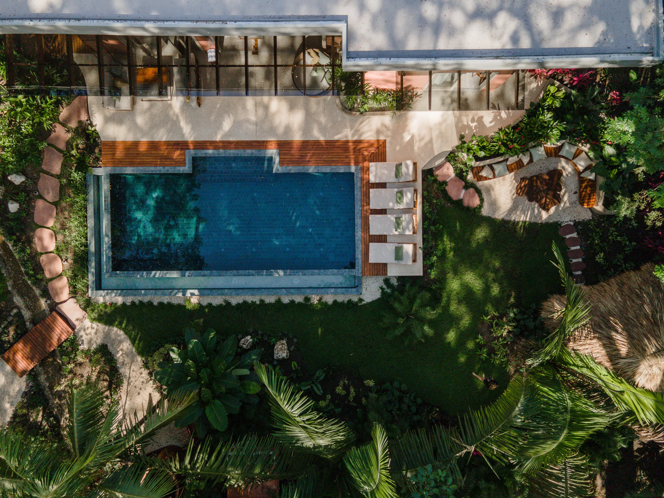 Impeccably Designed Villa with Private Pool, Expansive Spaces & Stunning Jungle Views — photograph 4