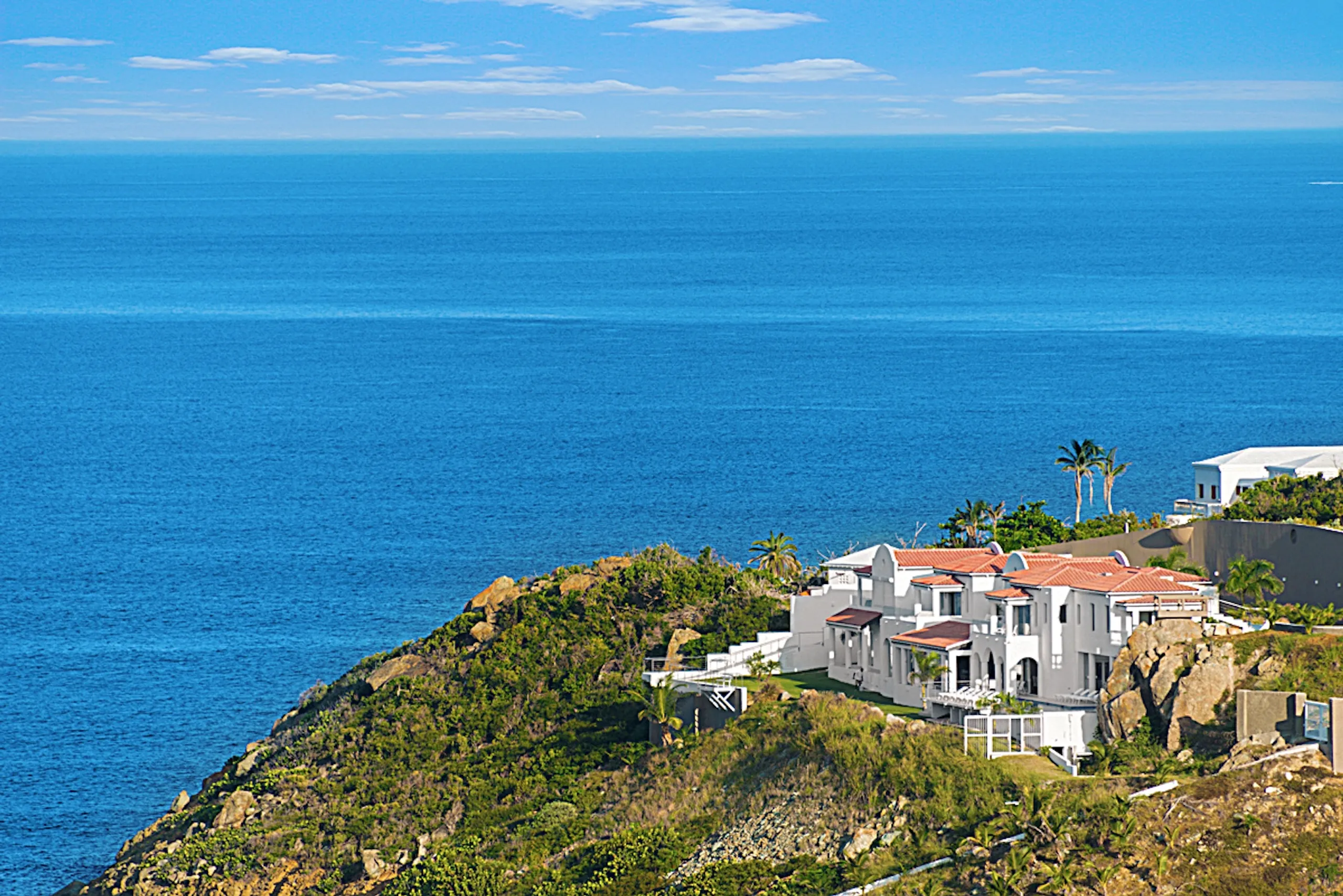 Refined Oceanfront Villa with Gorgeous Pool and Stunning Views — photograph 5