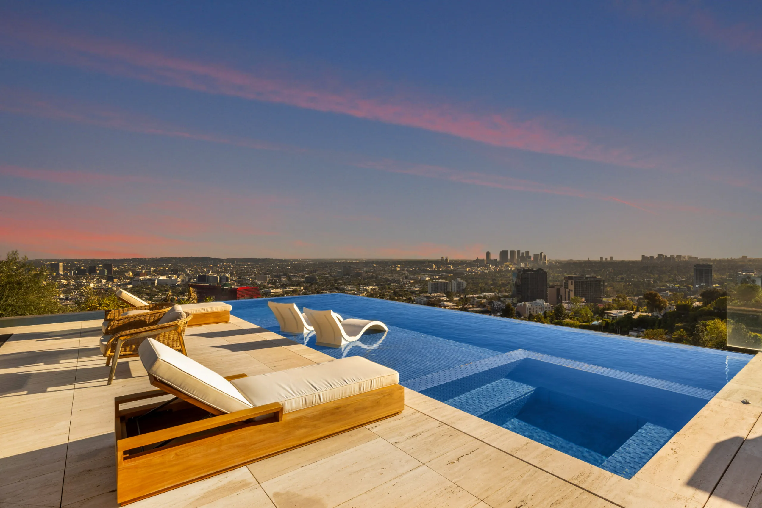 High End Four Bedroom Villa with Private Infinity Pool and Awe-Inspiring Views — photograph 4