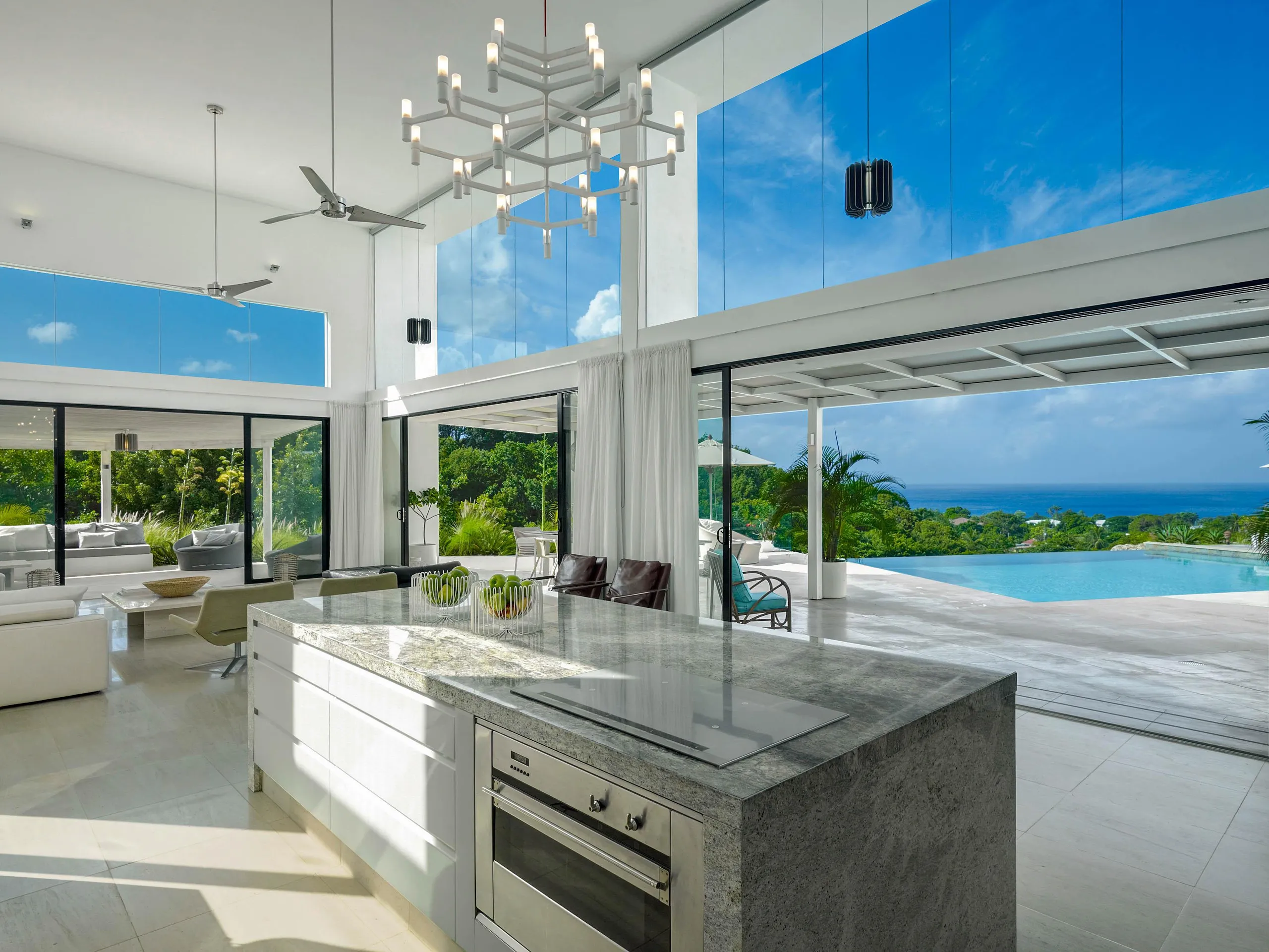 Sophisticated Villa with Infinity Pool and Panoramic Nature Views — photograph 8