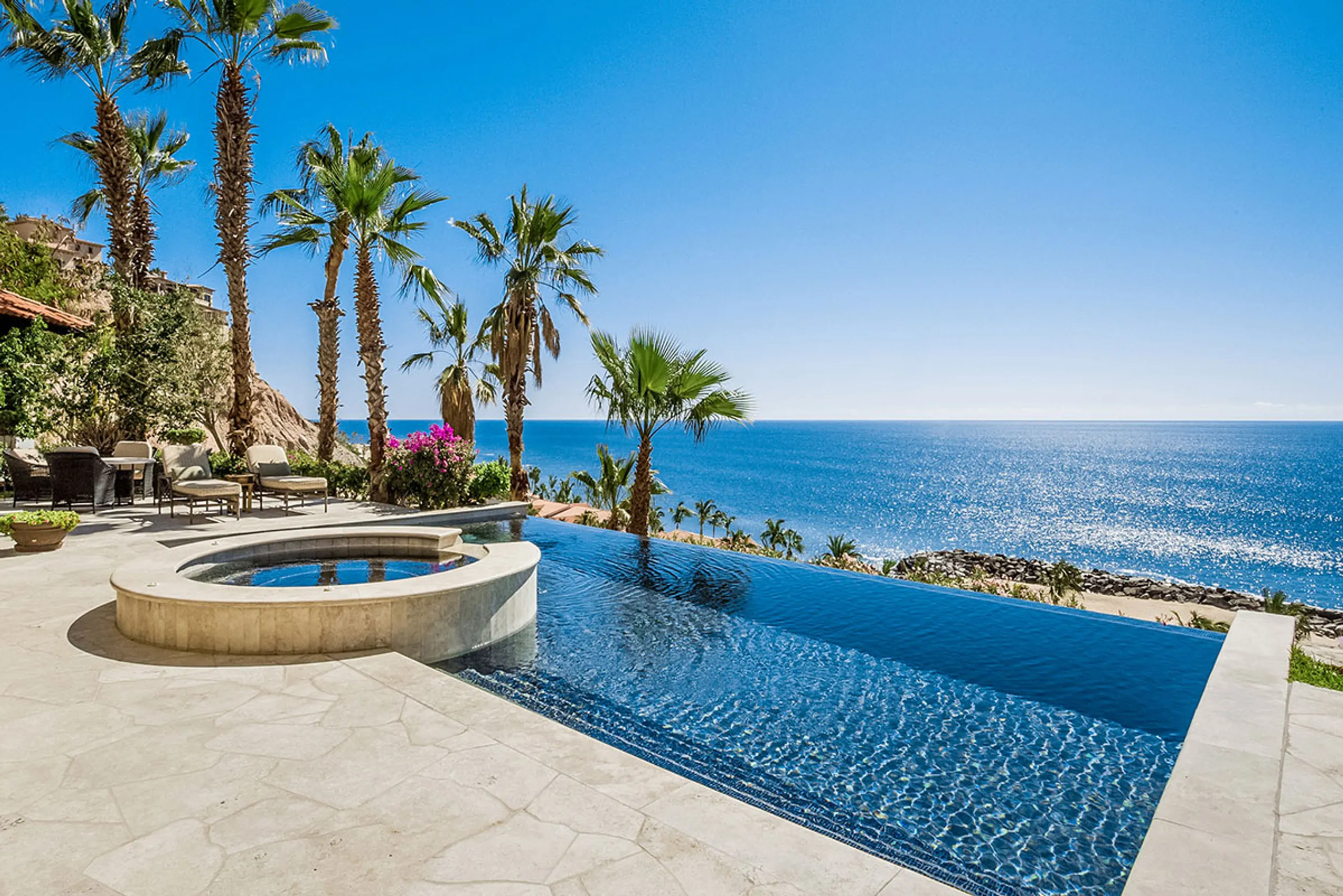 Sumptuous Five Bedroom Villa with Private Pool and Unobstructed Views — photograph 2