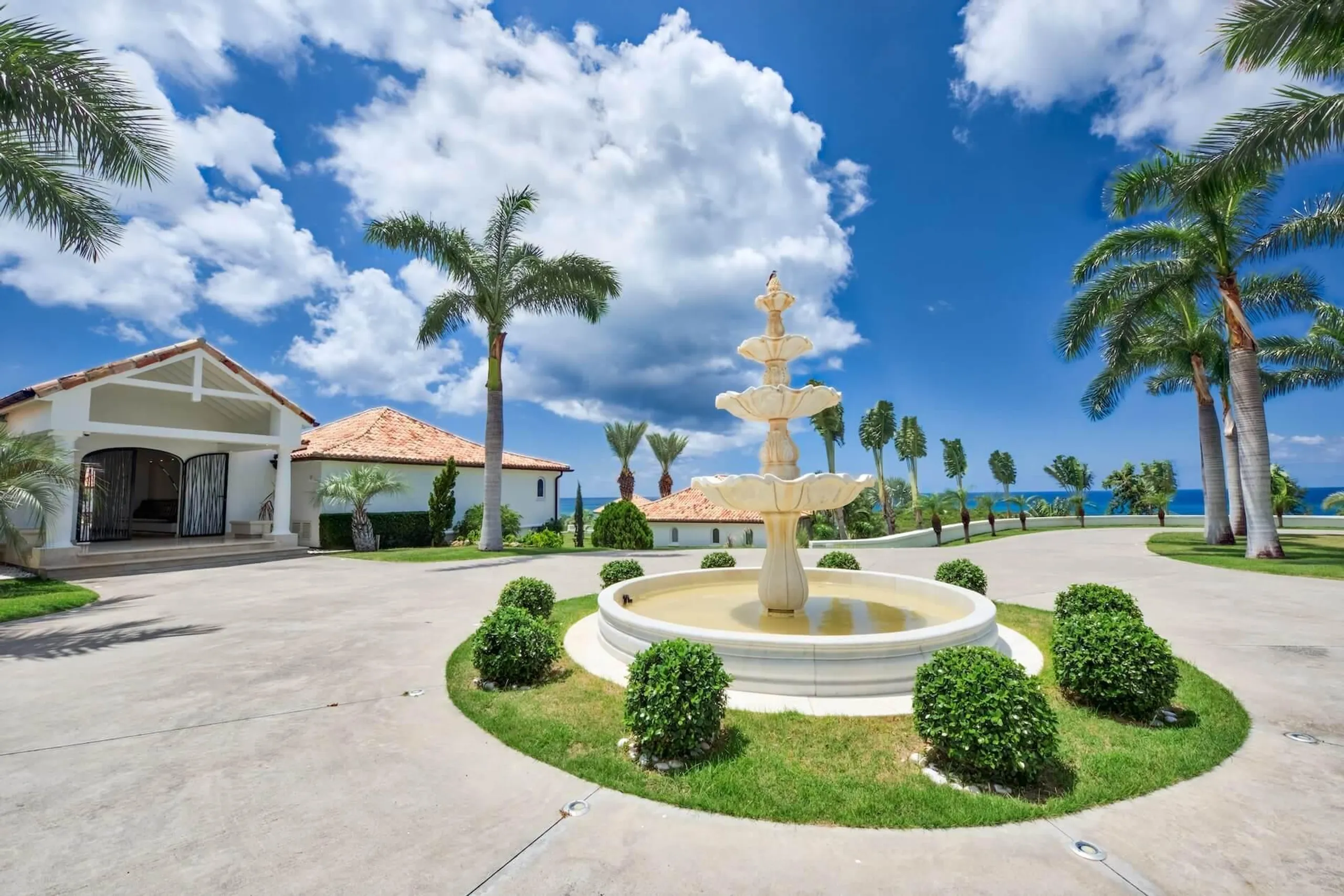 Grand Luxury Villa with 2 Large Swimming Pools and Ocean Views — photograph 2