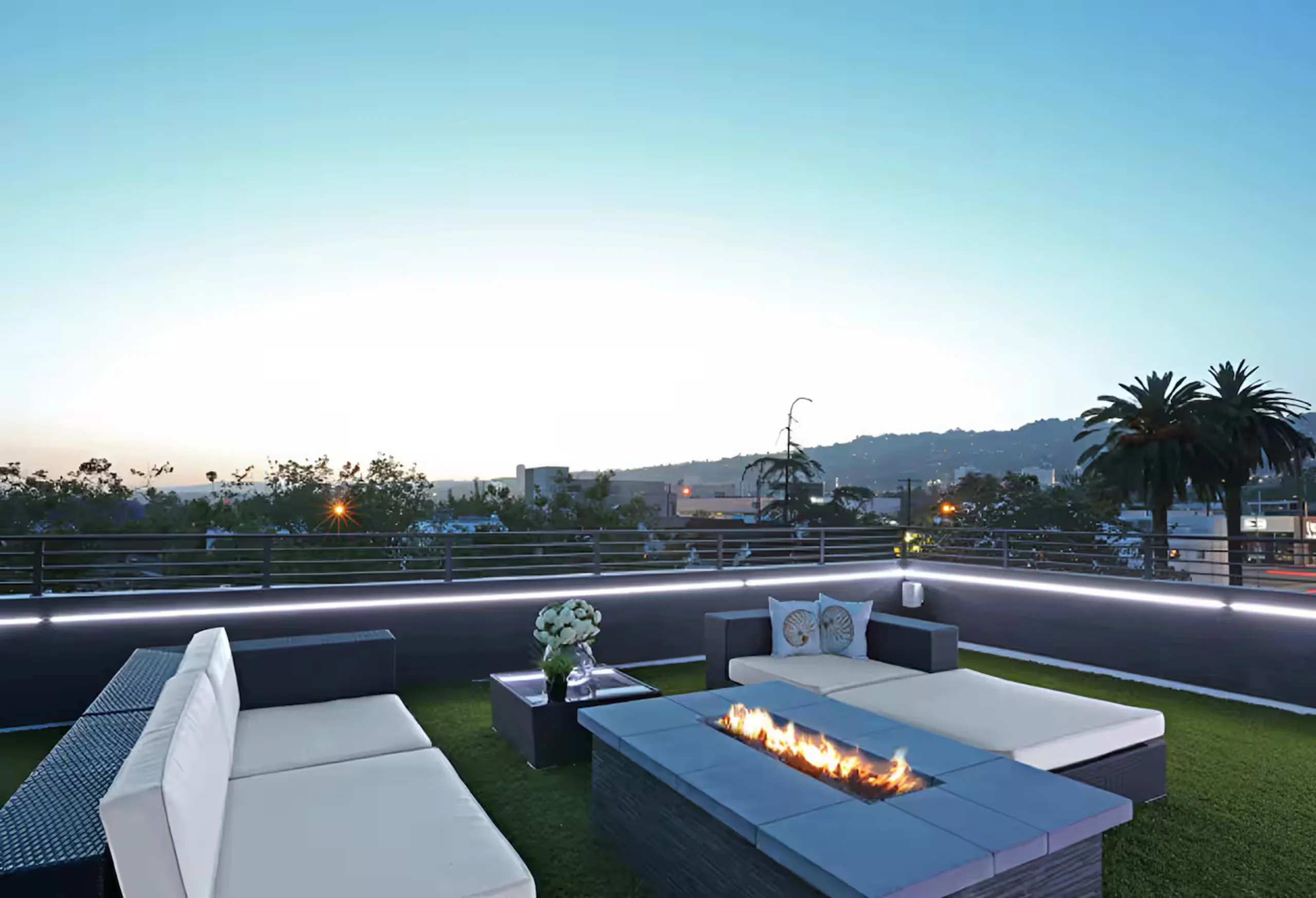 Modern Luxe Melrose Oasis with Private Pool and Rooftop — photograph 4