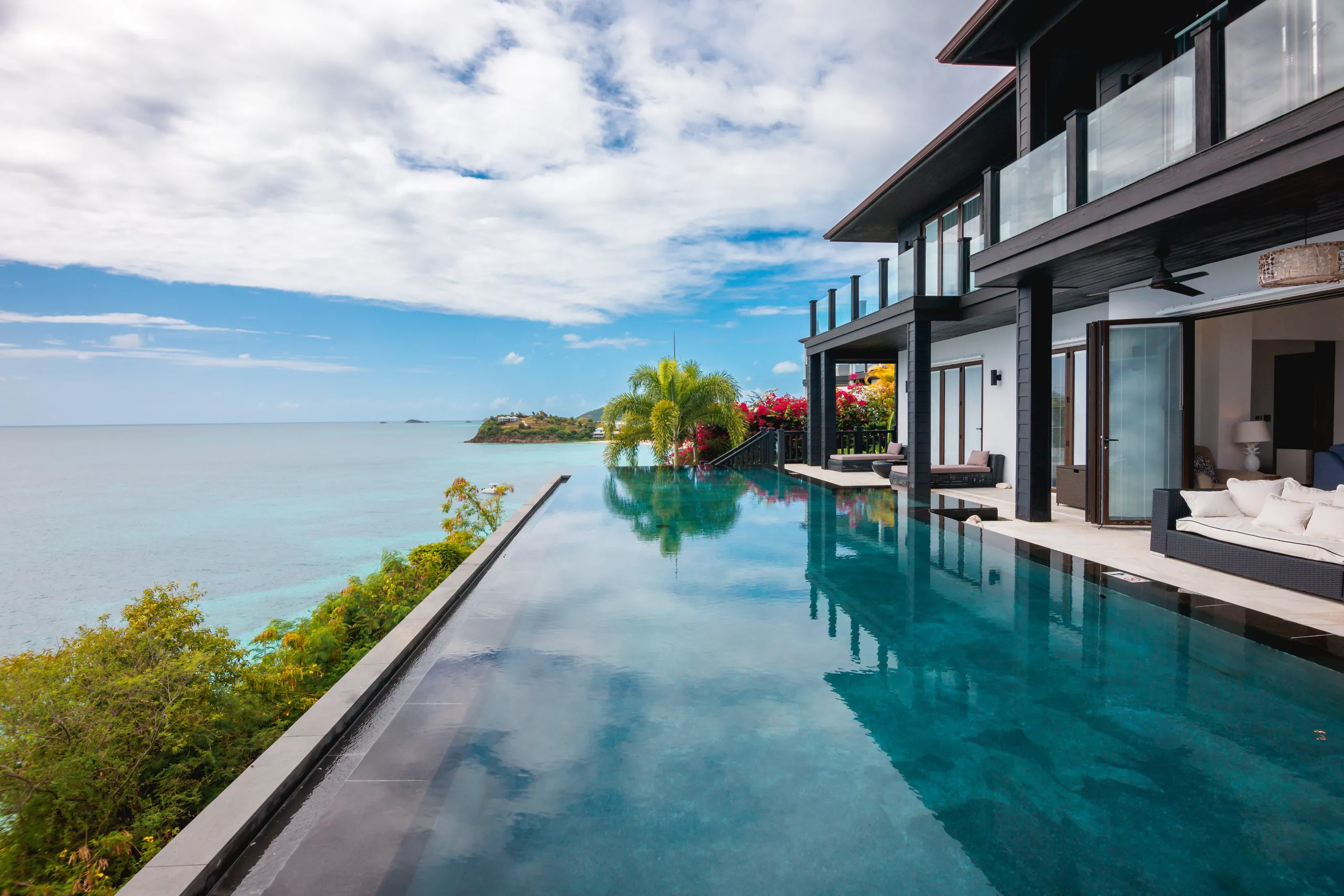 Magnificent Oceanfront 5-Bedroom Villa with with Infinity Pool, Private Garden and Sunset Views, Antigua