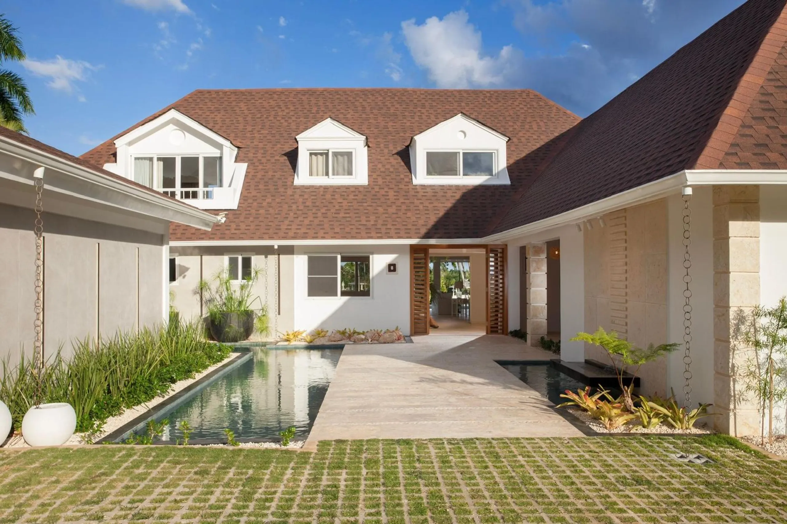 Regal Colonial-Style Villa with Private Pool and Lush Landscaping — photograph 4