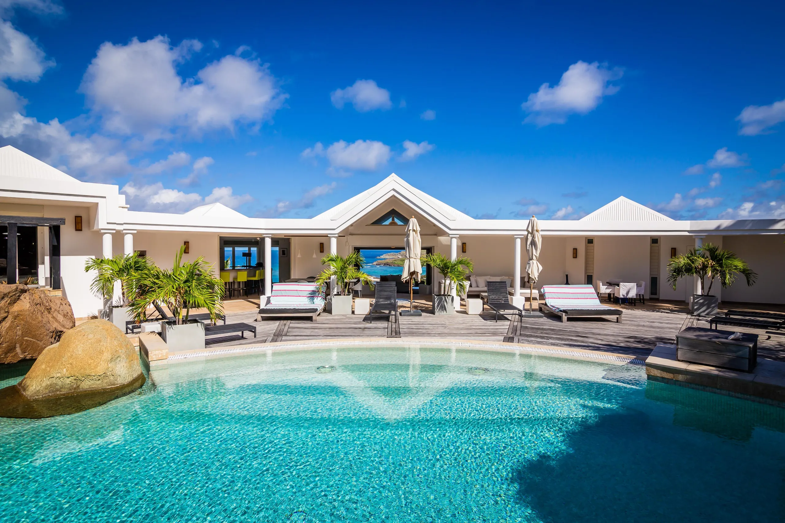 Magnificent Paradise Estate with Private Pool and Walks to Beach — photograph 4