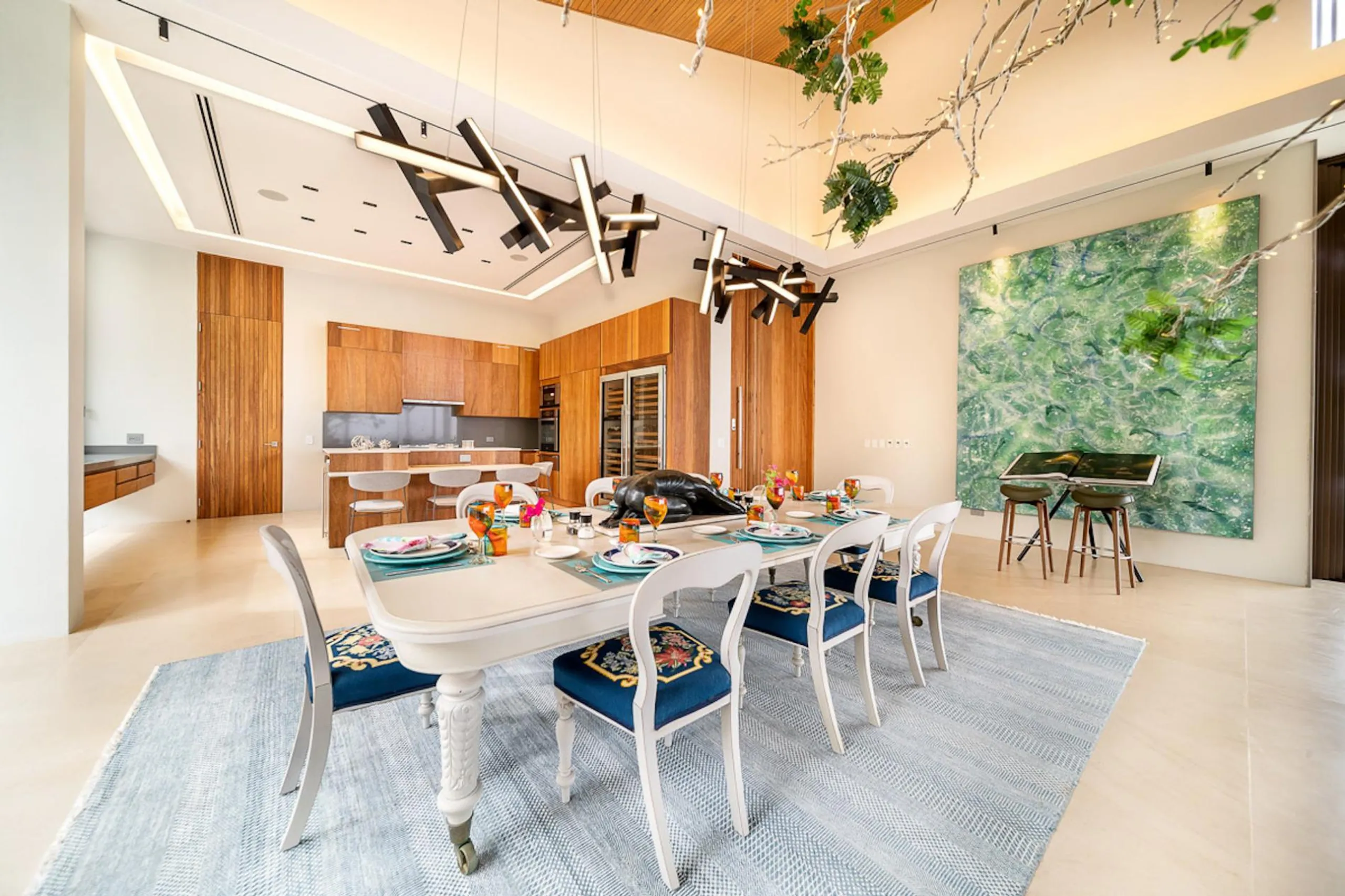 Sumptuous 10BR Sanctuary with Stunning Pool and Ocean Views — photograph 9