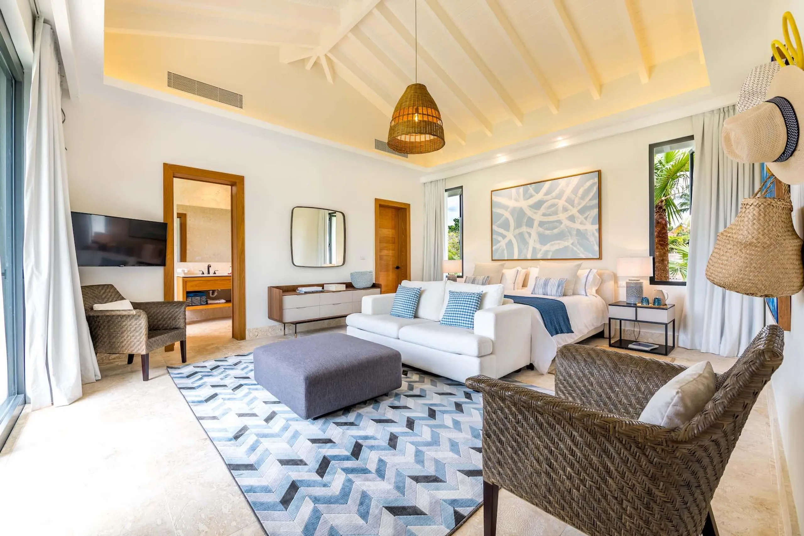 Resplendent 5BR Villa near Minitas Beach, La Marina, and La Romana Country Club — photograph 9