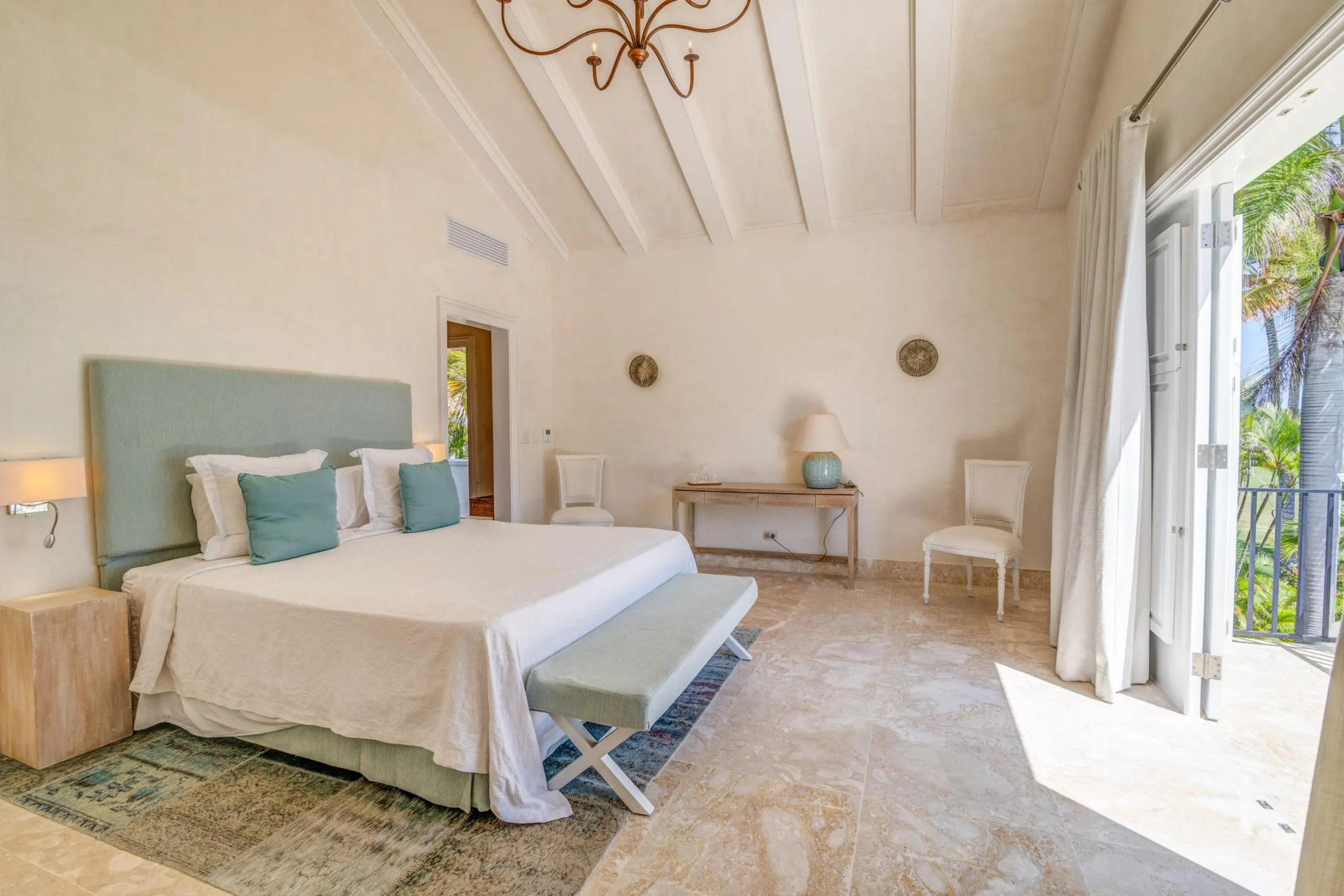 Lavishly Appointed Villa with Private Pool and Golf Course View — photograph 8