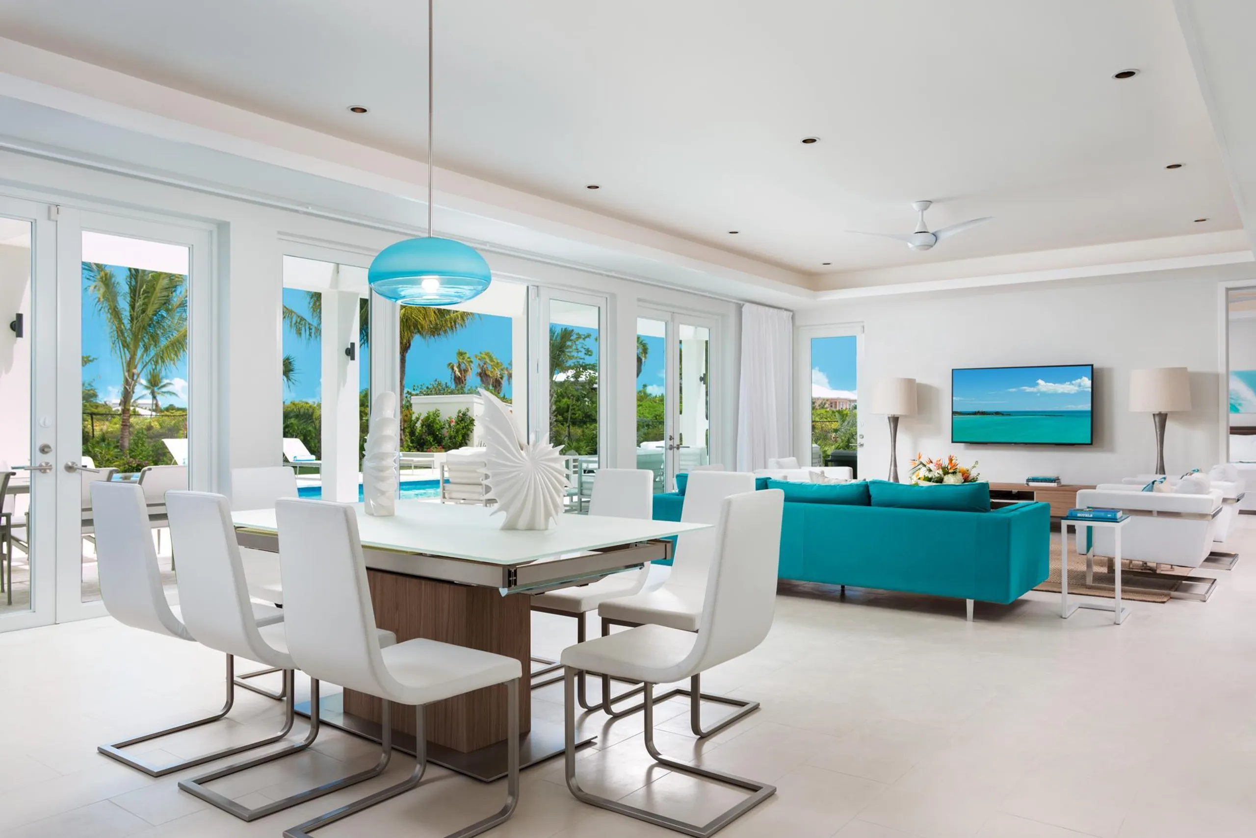 Refined Contemporary Villa with Heavenly Pool and Steps from the Beach — photograph 12