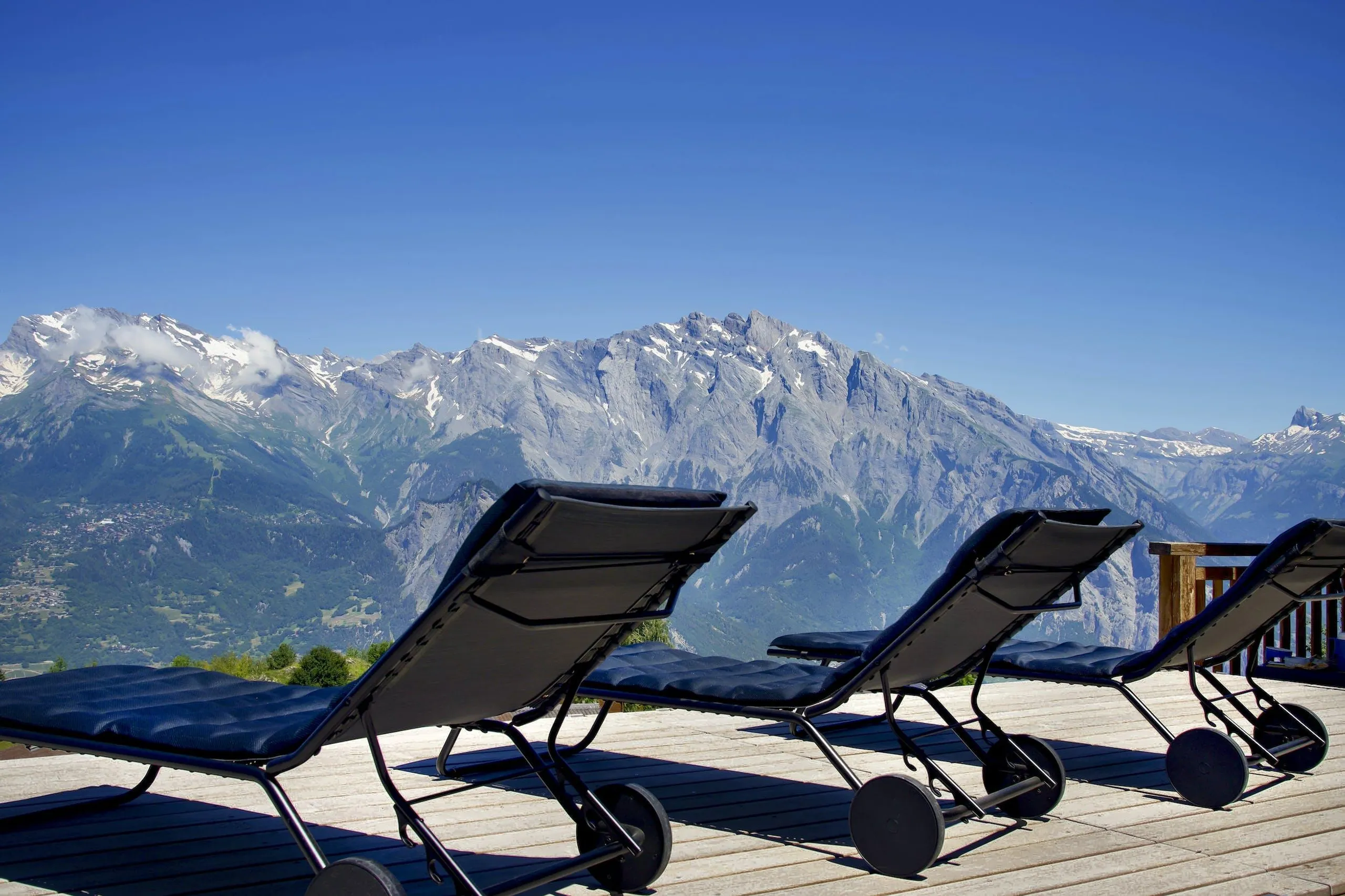 La Tzoumaz Mountain Chalet with Infinity Pool and Mountain Views — photograph 4