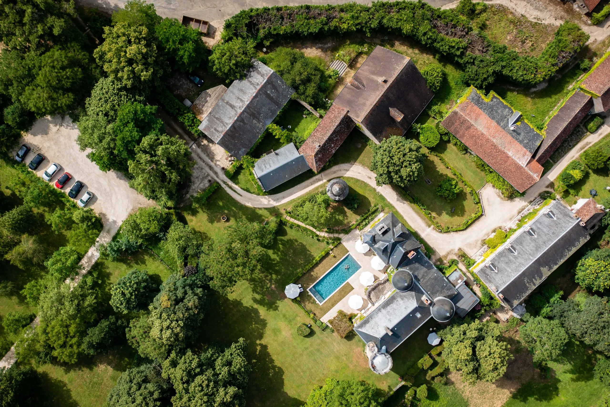 Breathtakingly Beautiful 16th Century Estate with Private Pools and Overlooking Views of Anglin River — photograph 5