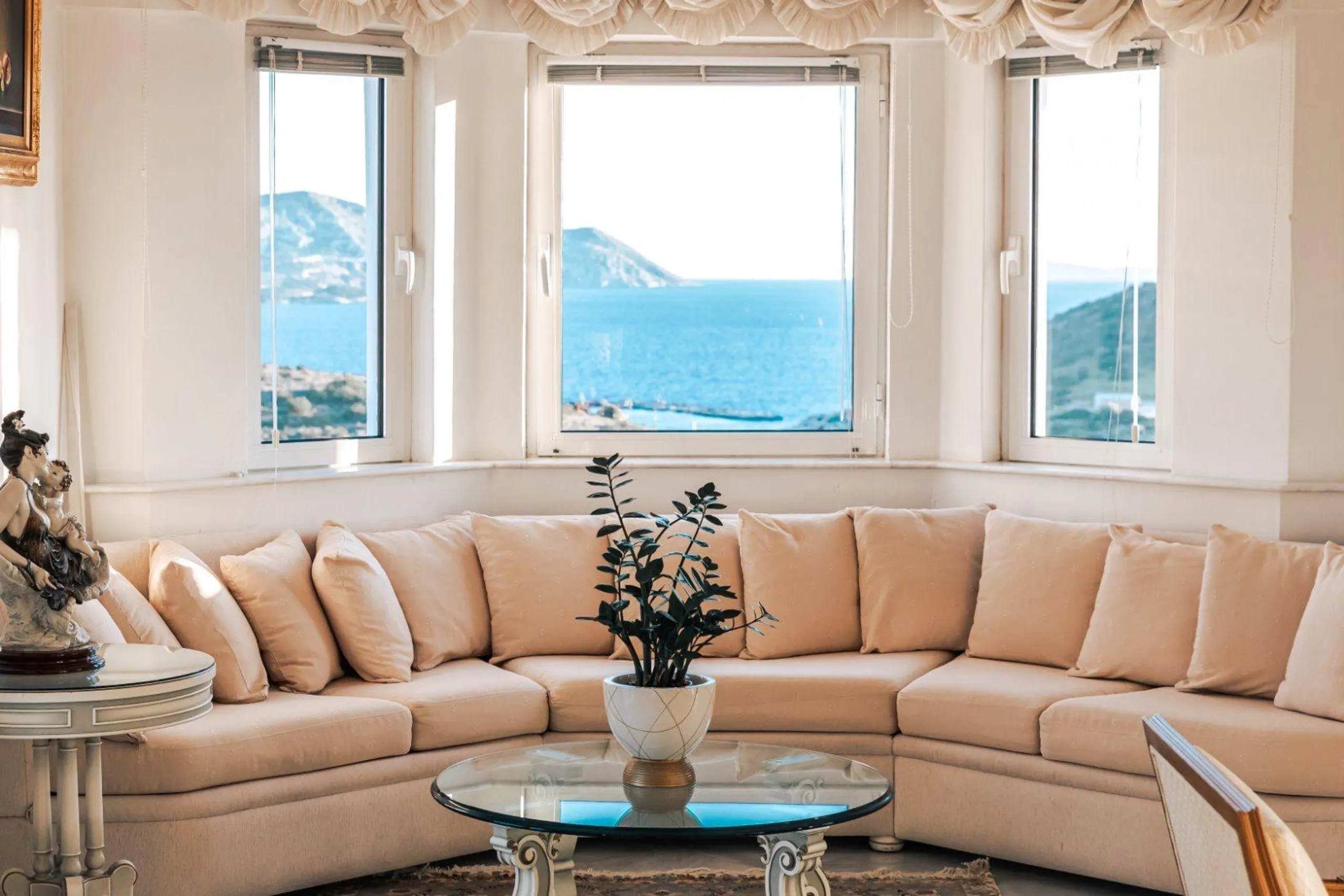 Pristine Luxury Villa with Outstanding Views and Private Pool — photograph 6