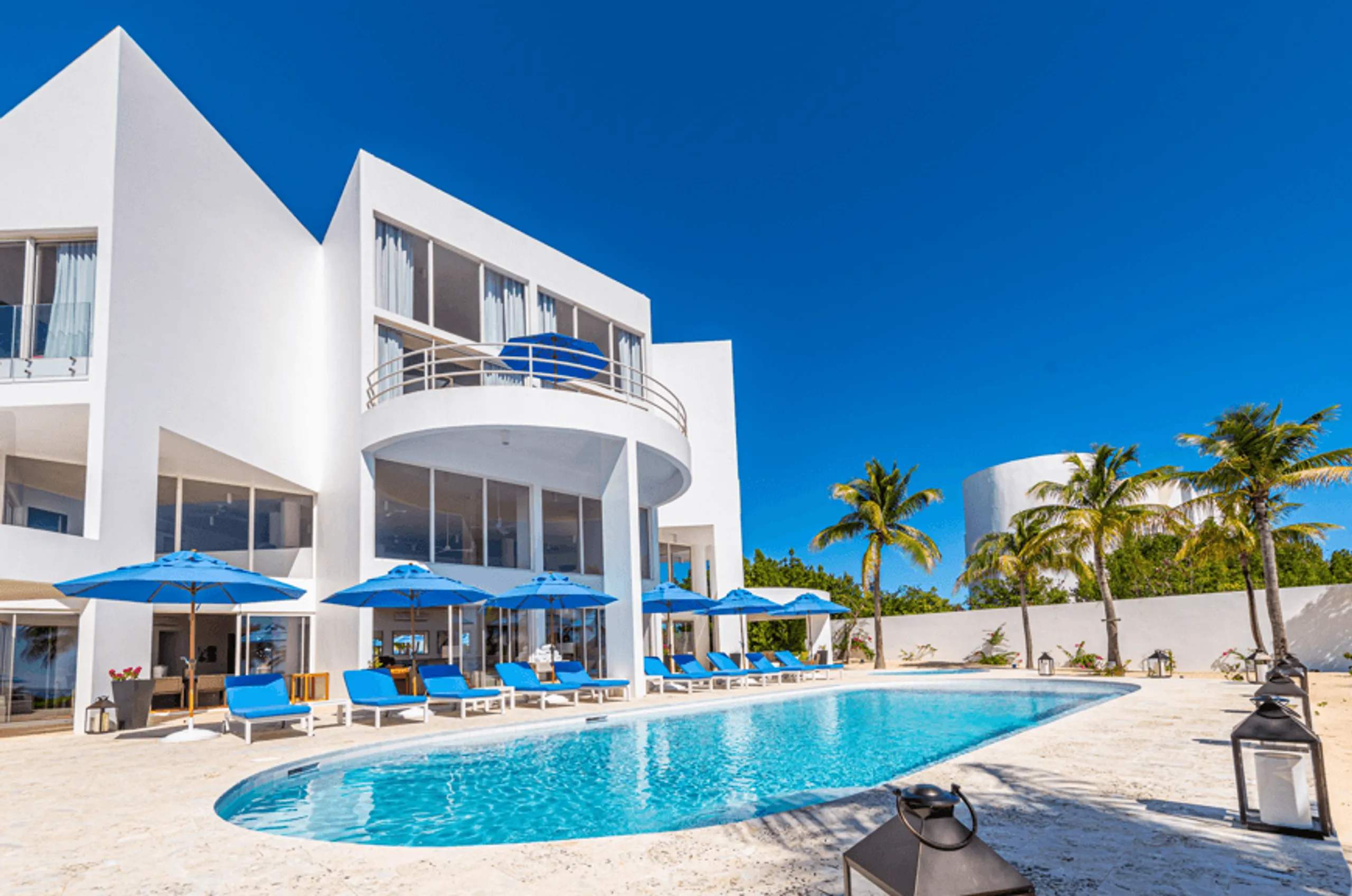 Grandiose Blue Bay Estate with Beachfront Access — photograph 3