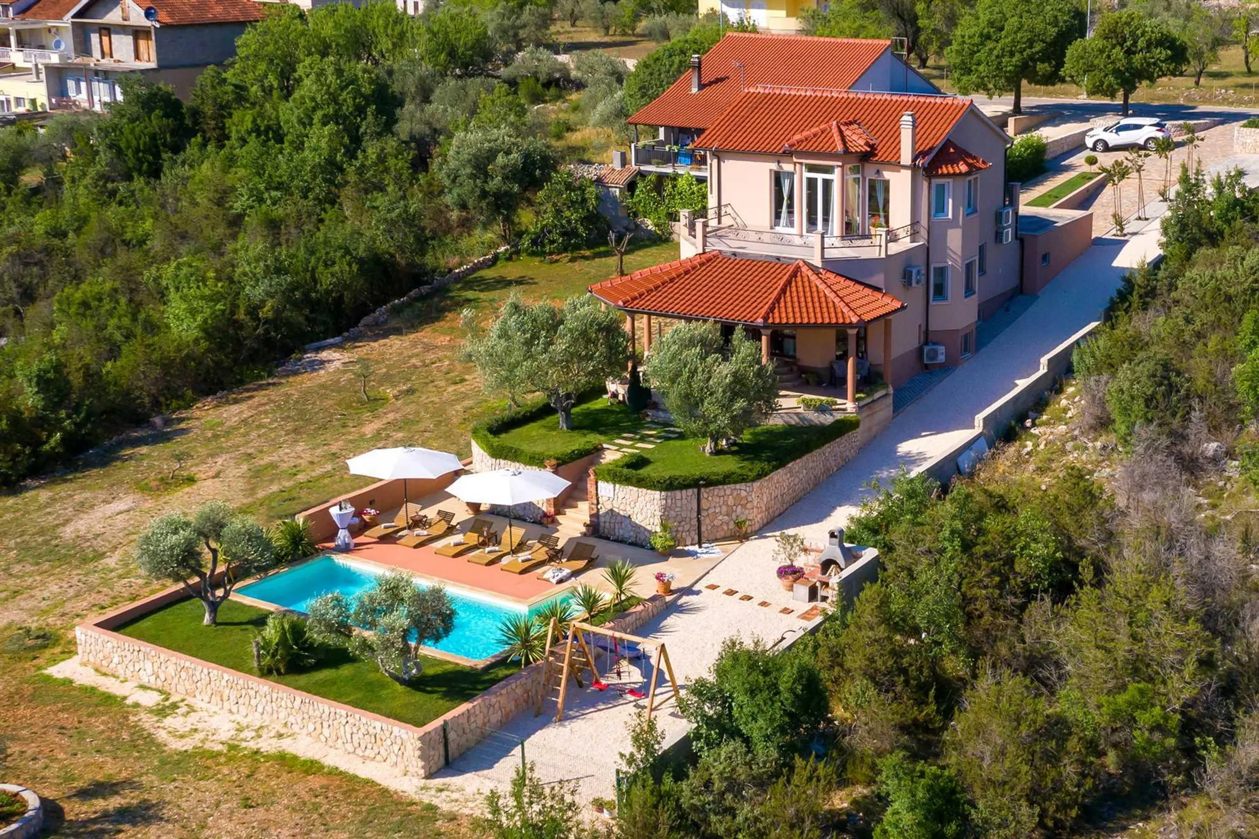 Majestic Four-Bedroom Villa with Private Pool and and Spectacular Views — photograph 2