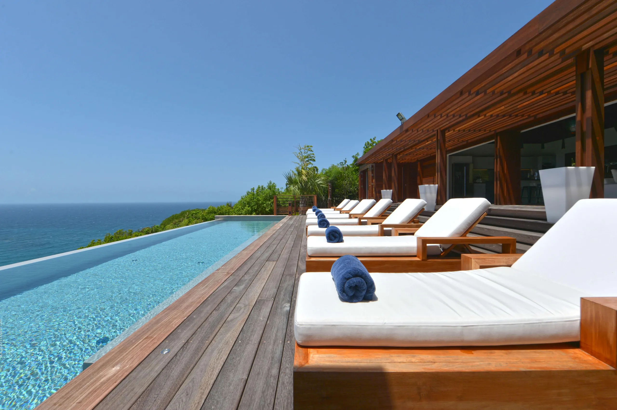 Seamless Harmony Hilltop Villa in St. Barts with an Infinity Pool — photograph 4