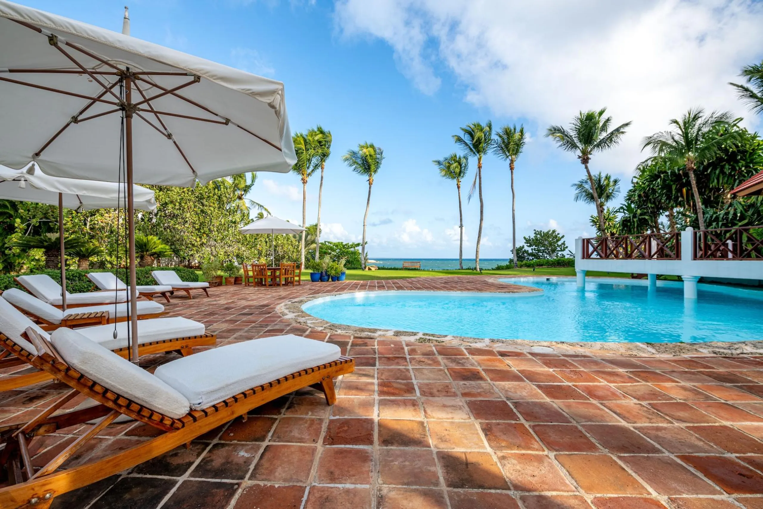 Breathtaking Beachfront Villa with Private Pool, Beach and Sea Views — photograph 2