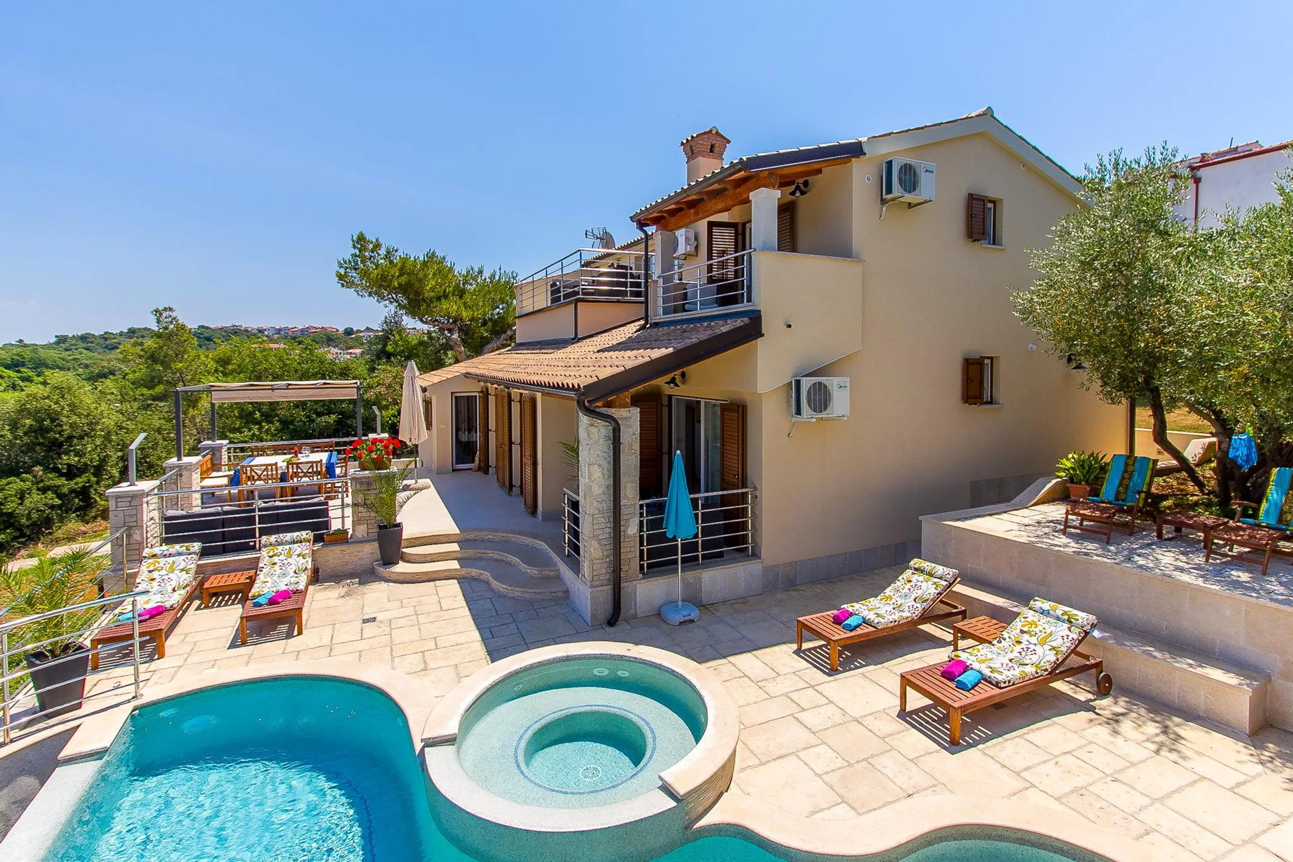 Calming Villa with Curved Infinity Pool Offering Breathtaking Views of Soline Bay — photograph 12