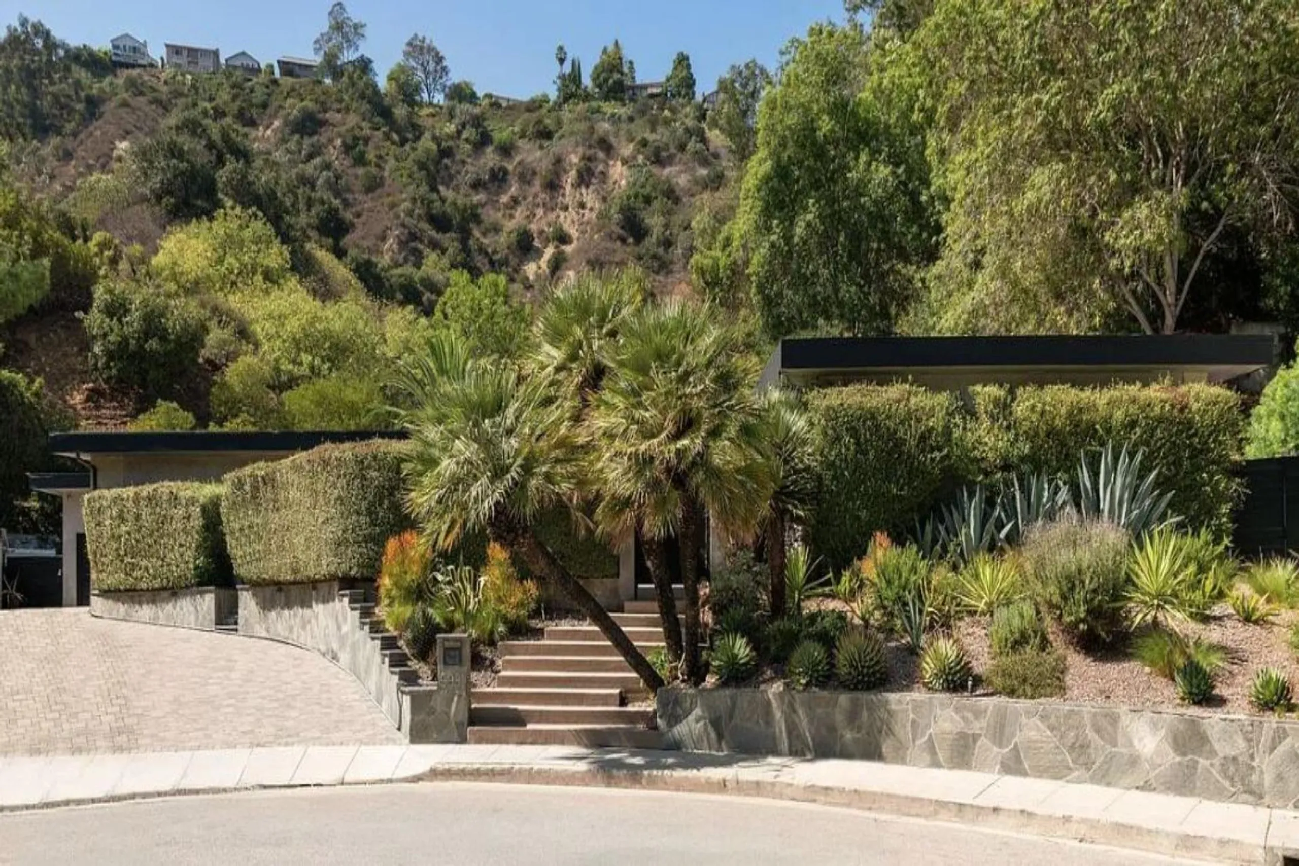Legacy Beverly Hills Estate with Modern Luxury with Pool, Theater & Gym — photograph 5