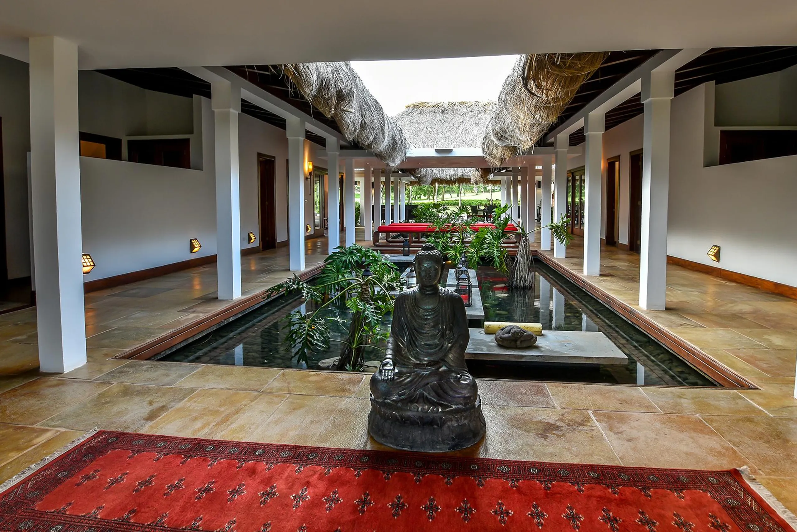 Breathtaking 7BR Villa with Private Pool and Minitas Beach Nearby — photograph 2