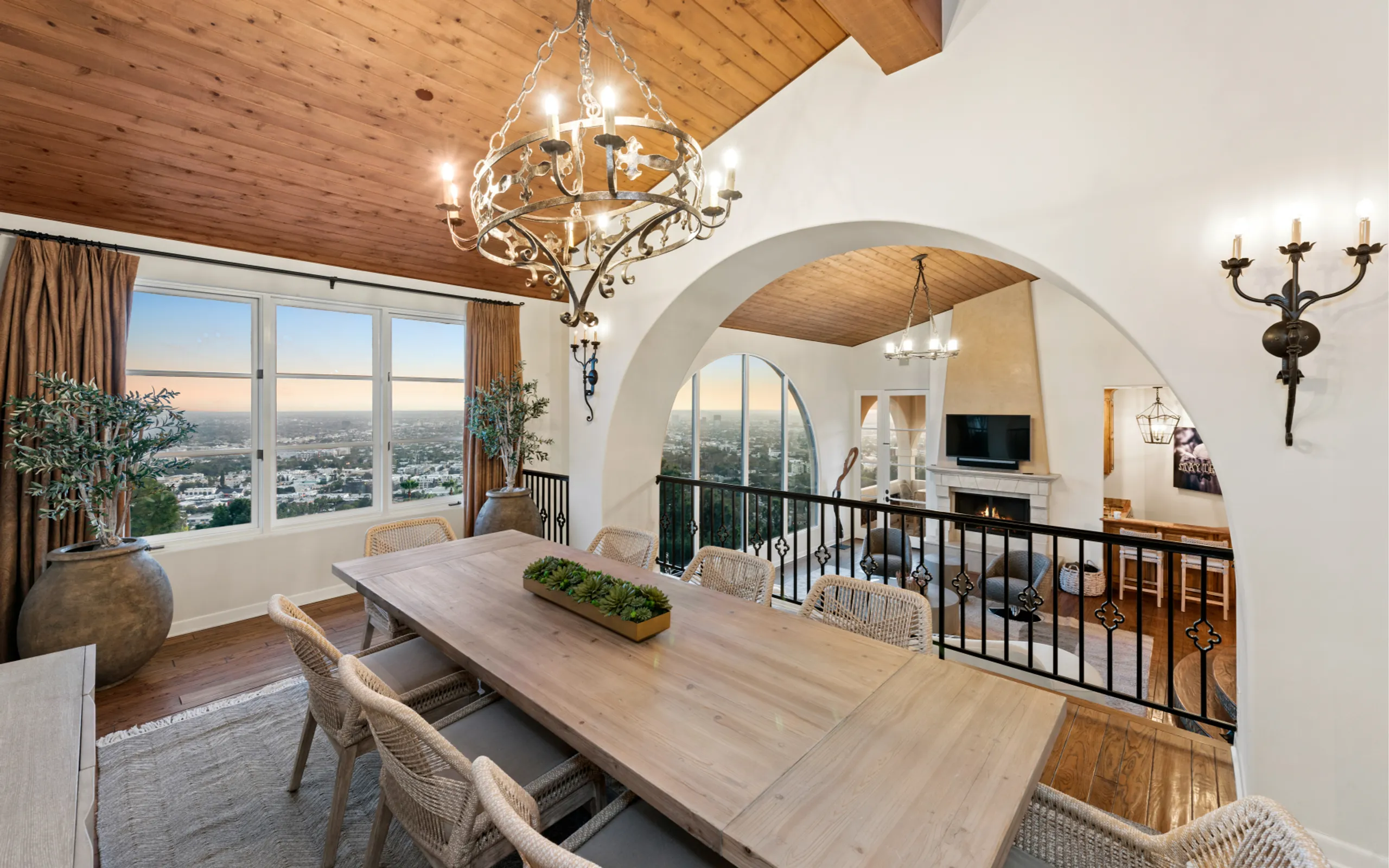 Stunning Hillside Villa with Scenic Views — photograph 11